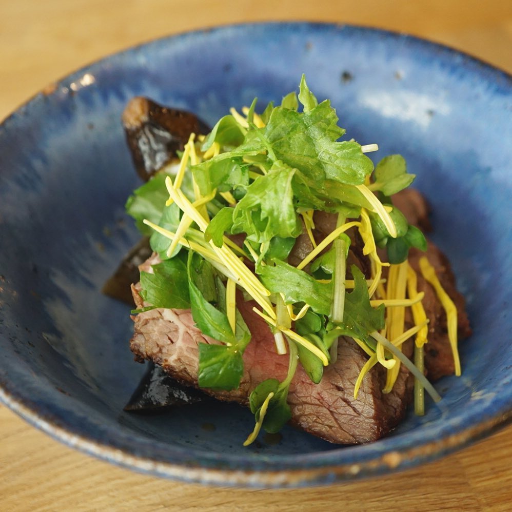 さて、しっとり秋にはちょいといいお肉を肴に飲みたいなあ、なんてことで、作りましたよ「牛たたきと揚げ茄子の柚香漬け」！　牛ランプ肉を焼き網で焼いた後に、柚子果汁のたっぷり入った漬け汁にドボン。爽やかな柑橘の香りと酸味、醤油と味醂の旨味、あー、お酒持ってきて！ってワタシの分まで残るかなあ？さー、遠慮せず持ってって〜！（麻）