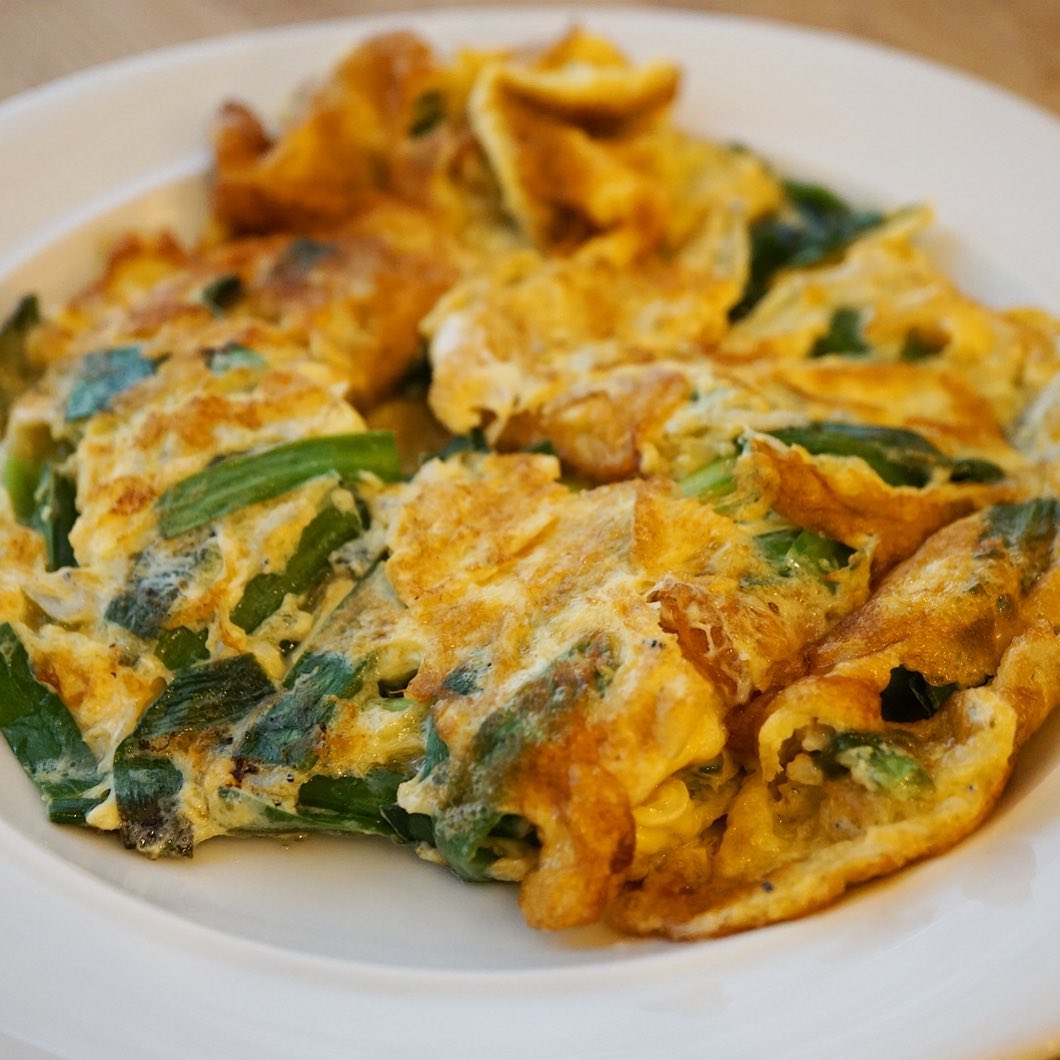 さてと金曜日の夜〜とやさしいお味は玉子の一品！「しらすニラたま」！もうなんというかメニュー名が全てというか（笑）、あつあつをホイホイたべるのが一番！つまみにもなるしな！（笑）（お）