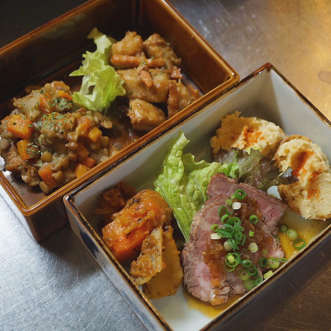 昨日解禁されました、ボジョレ・ヌーボーに合わせまして、おつまみの盛り合わせ名付けて「ボジョレちょこもり」をご用意しました！　毎年好評いただいているこの企画、歳を追うごとに世の中的には下火になるボジョレと裏腹に、ちょこもり人気は定着しつつあります。
今年はお馴染み「根菜のカポナータ」を皮切りに、熱狂的ファンのいる「ひよこ豆のフムス」「和風ローストビーフ」そして「里芋とベーコンのバルサミコ炒め」最後に店長個人的に待って帰りたいナンバーワン「豚肉のコンフィとレンズ豆の煮物」を盛り合わせました。ボジョレ飲まない方でもご注文いただけますので1人ひとつがオススメです！心の師匠に頂いた素敵なお重で、秋の夜長をお楽しみあれ〜（麻）