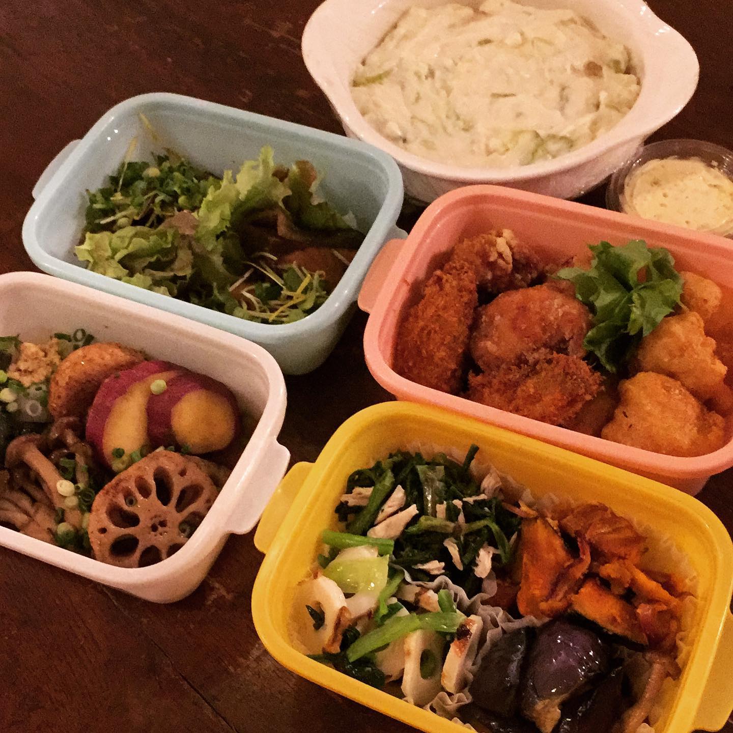 今日はホールスタッフいのっちのお誕生日です！いのっちが大切にしてるものって何だろう？と考えた時、美味しいものを囲んだ家族との時間じゃないかな？という結論に。ということで、ごちそうちょこもりをプレゼントさせてもらいました！
いのっち、美味し楽しい誕生日過ごしてくださいね。おめでとう！
（ぬまた、うめ）