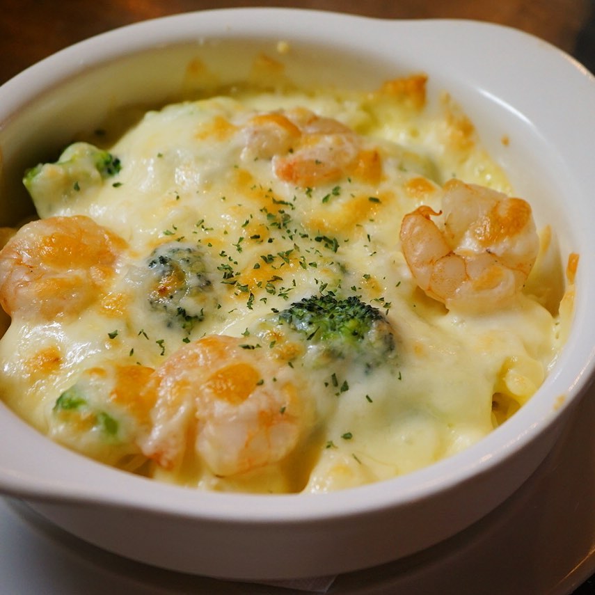 さてと週末土曜日ボジョレも3日目！と今夜はやっぱりあつあつグラタン！「エビときのこ、ブロッコリーのマカロニグラタン」！いや、ワタクシ個人的にホントグラタンと言えばマカロニ！大好きなんだよなぁと、願わくばひとつ注文したいくらいの気持ちではありますが、そこはぐっと我慢でお客さんみなさんはもちろん遠慮なくどうぞ〜（苦笑）（お）