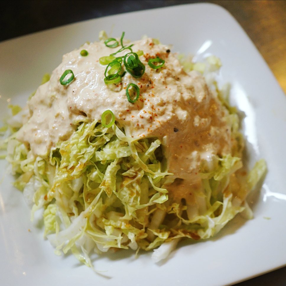 さてと12月は冬も本番！と当店冬の人気サラダと言えば「白菜のシャキシャキサラダ」、ざくざく細切り白菜の甘さとみずみずしさ！さっと和風のドレッシングで下味つけたら、旨味いっぱいの自家製ツナマヨドレッシングでさくさくいただいちゃってくださいなーっ！（お）