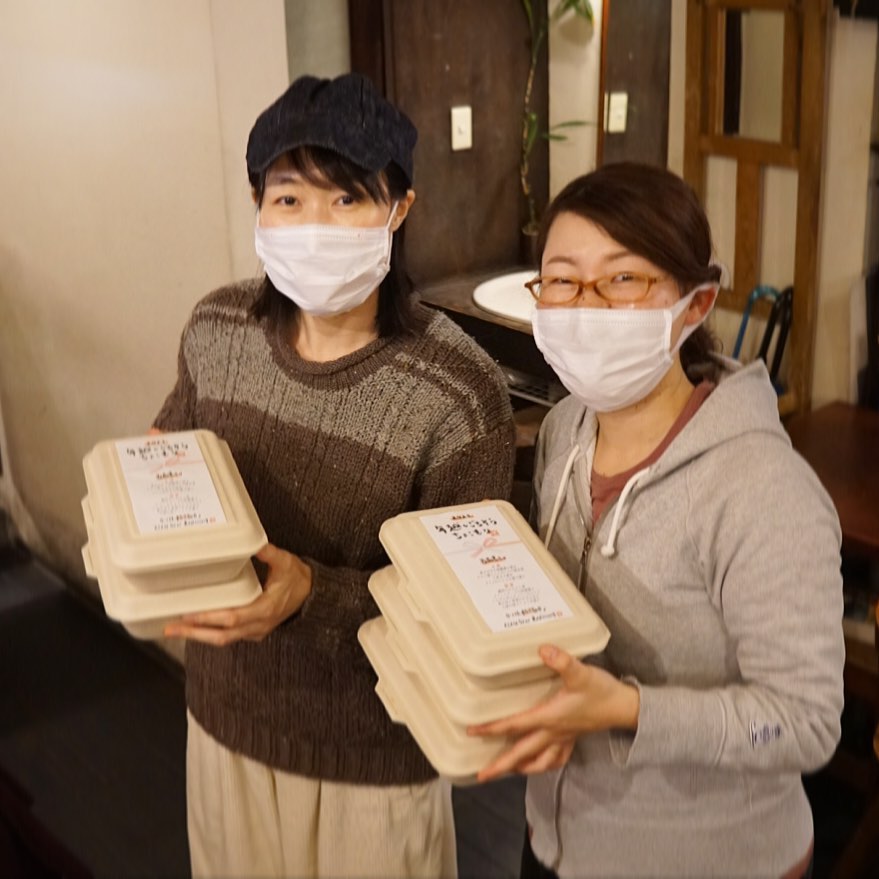 さてと当店年内営業最終日はお持ち帰りの「年越しごちそうちょこもり」！ご予約はお客さんのみならずスタッフも！と今日は朝から早番シフトでがんばってくれたベテランはぬまっちにウメさんもこの通り！（笑）しっかり大事においしくたべてねー！今年もお疲れさまでした！（お）