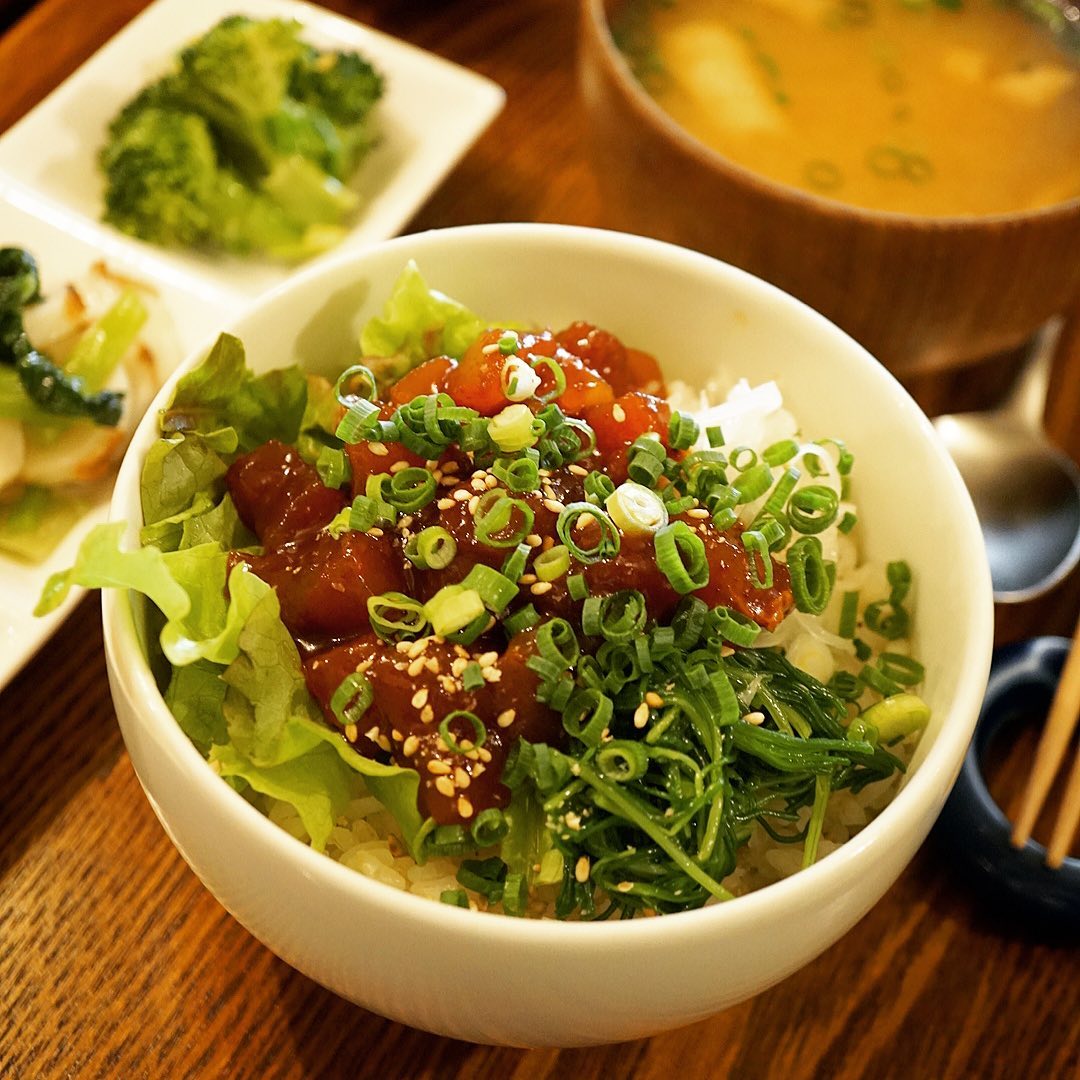 さてと久しぶりの登場初日の木曜ランチは大人気でした「まぐろの韓国風味噌あえどんぶり御膳」！金曜日もお昼時はメニューイン！濃厚旨辛まぐろでごはんもススム！（お）