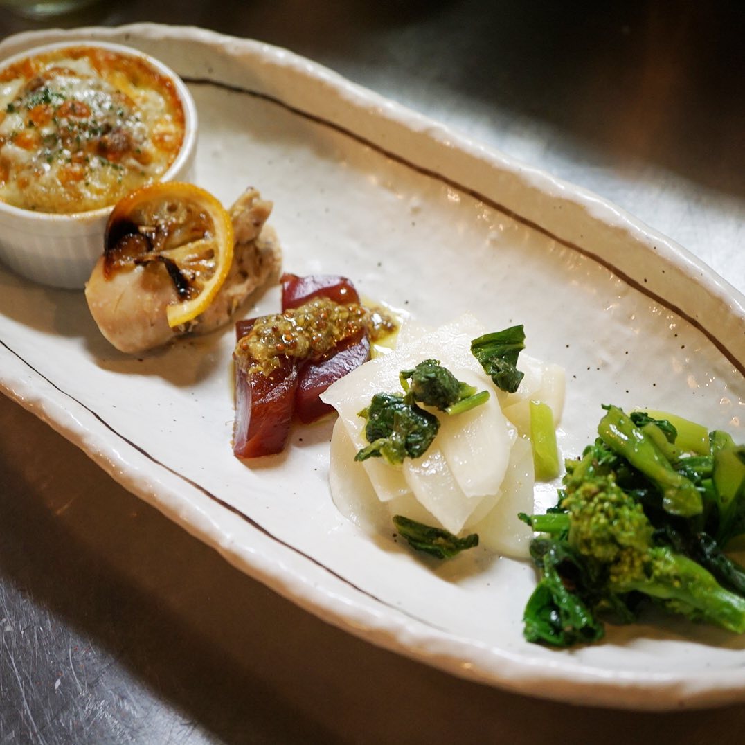 さてさてクリスマスは終わったけれど、当店今週はクリスマスウィーク！と今週末登場は「クリスマスちょこもり」！いやいや、これがある意味ホントによく出来たクリスマスディナーの総集編的プレート！

と写真右から「青菜の山椒オイルあえ」「かぶの柚子サラダ」真ん中はまぐろの漬けにつぶマスタードにケイパーで「まぐろの和風カルパッチョ」、無農薬の国産レモンで「レモンマリネの塩麹ローストチキン」、一番奥が「牛そぼろとマッシュポテトのミニグラタン」！…昨夜は当時ということもあって？限定ワインと共に出まくり御礼！さてと最終日の今夜、みなさんいかが？（お）