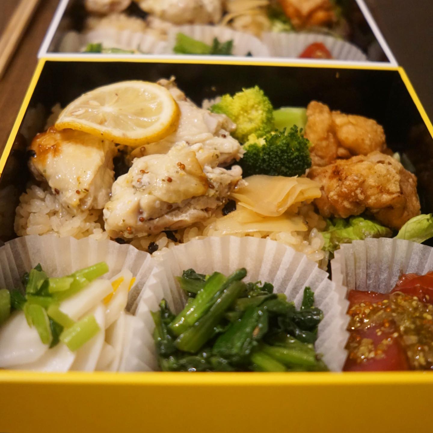 さてと今夜三段お重お持ち込みのご家族は夏ぶりに単身赴任のお父さんが帰って来てのクリスマスイブ！と、一段きっちり一人分でご用命！（笑…しかもトリカラトッピングアリ！）と、もちろん大好物のレバーペーストも一人ずつで、今夜の話題は…

年末の「年越しごちそうちょこもり」注文の相談。

なんだそうで（笑）…いや、みなさんつつがなく合意に至りましたら、またすみやかにご注意もお待ちしておりますっ！（笑…楽しみ！）（お）