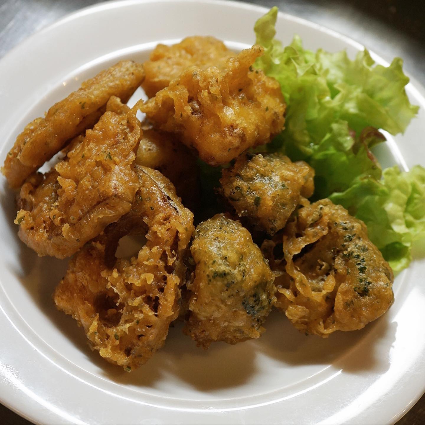 さらに今回のクリスマスディナーがらみなら「冬野菜のスパイスフリット」もおススメですよ！とれんこんにブロッコリー、カリフラワーと旬の冬野菜はスパイシーなコロモをつけてからりあつあつ揚げたてフリット！…って、ホントに一度たべたらやみつきメニューなんだけどなぁフリット…と（苦笑）野菜ばかりでちょっと地味だけど目からウロコのおいしさ大発見ですよ！ぜひ！

さらに「どんぶりでたべたかった」って方続出でした「牛そぼろとマッシュポテトのグラタン」は小さめグラタン皿で単品ご注文もいただけますよーと、こちらも是非ゼヒ！（笑）（お）