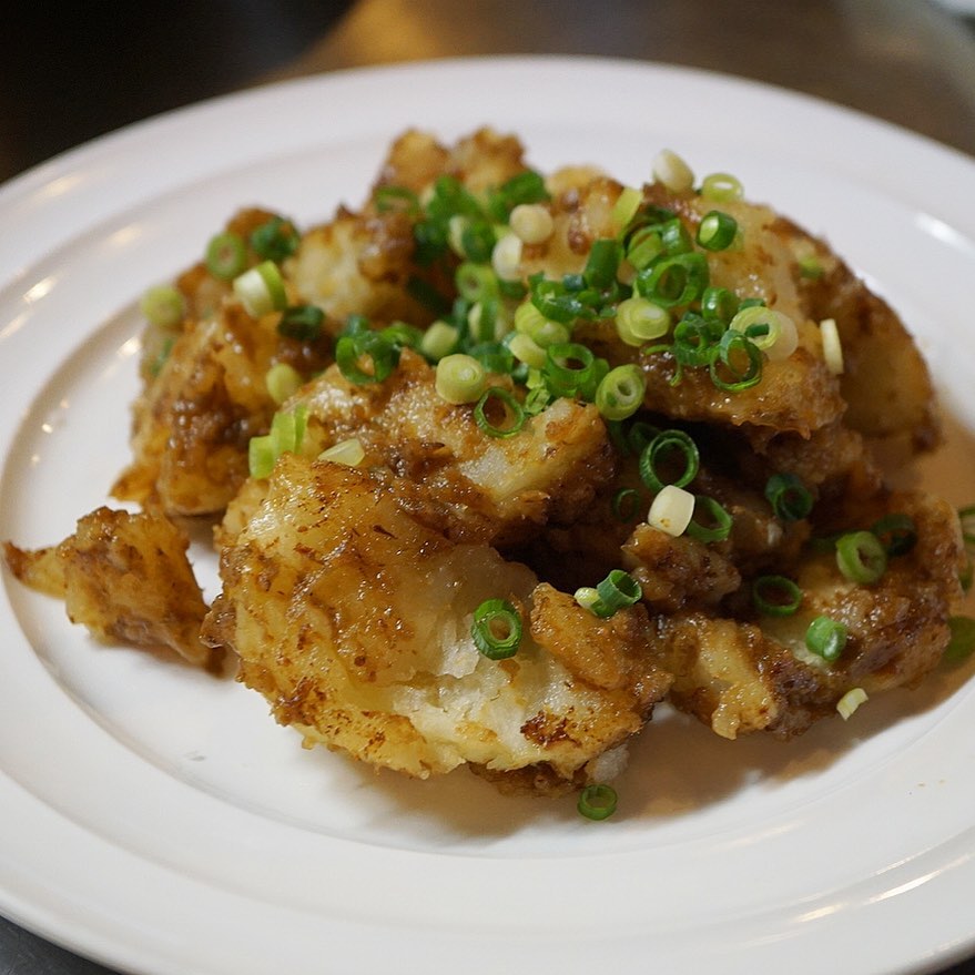 ほっくり蒸したじゃがいもは、ほろ苦ふきのとうをこんがり焼いて作った自家製ふきみそはバターとあわせてささっとソテーしたら、ほらそこにはもう春の気配〜！（お）