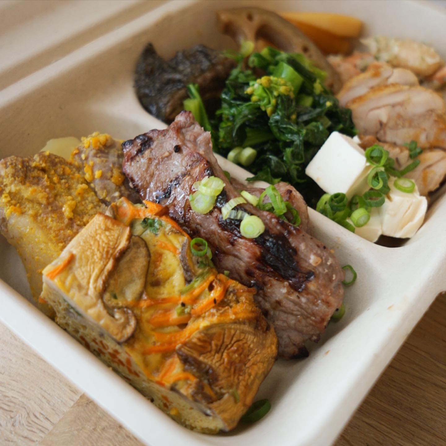 さて今年ラストは「年越しごちそうちょこもり」！うちでご用意した箱の器はもちろん…って、ワタクシデザインのお品書きもつけてお持ち帰りいただいたんですが、お引き渡しスタートの午後1時台のお客さんにはキンチョーしすぎててすっかり付け忘れる痛恨のミス！（スミマセンでした）と、箱のみならず立派な三段お重に、スタッフにっしーはいつもの味のある古いタッパーウェアのお持ち込みもまた楽しい年越しごちそうちょこもり、ありがとうございました！…また来年末もぜひっ！（笑）（お）