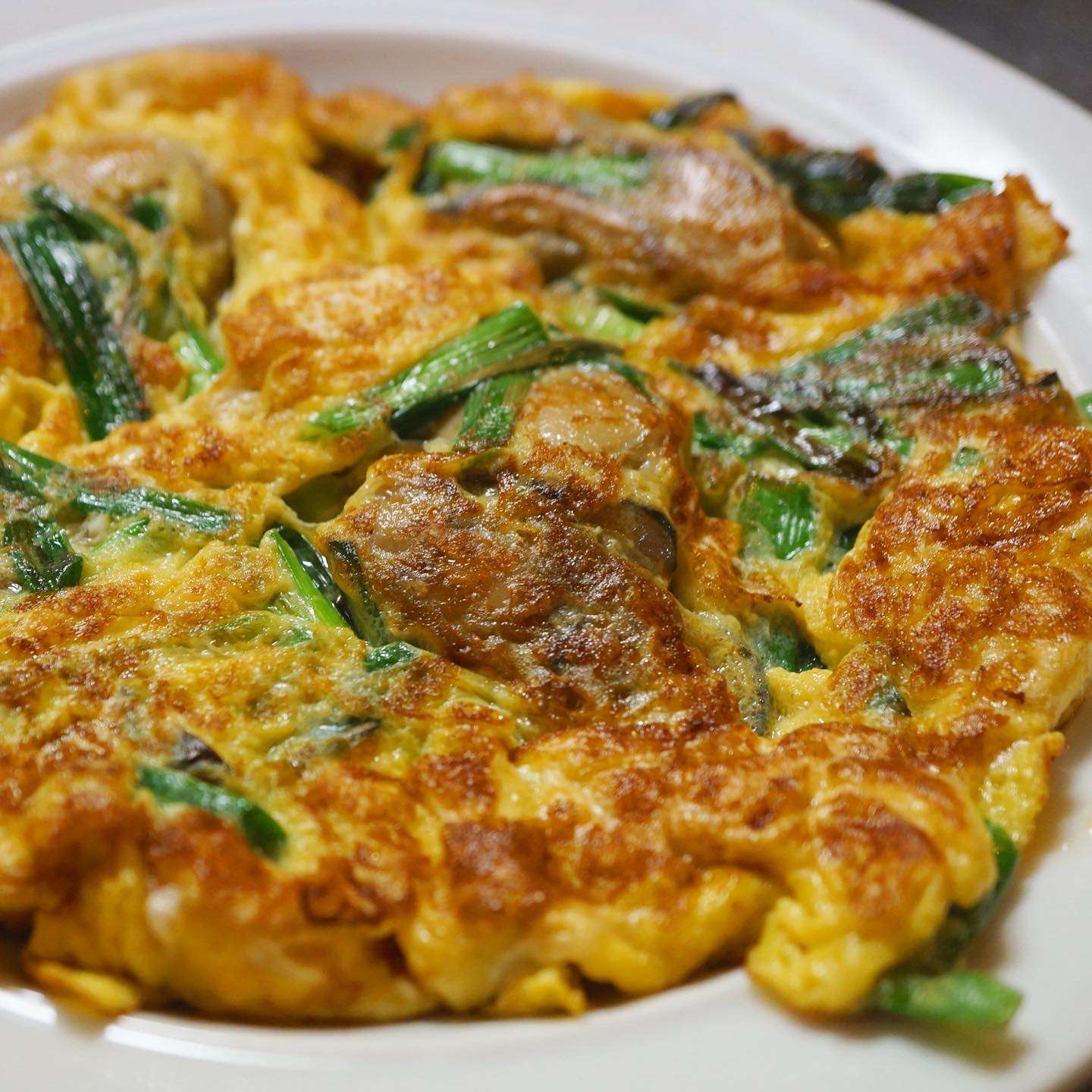 卵大好き！店長のお気に入り、かきニラ玉ですよ！　ぷりぷり牡蠣を酒と醤油でじゃじゃと炒めてオイル漬けに。ニラと卵とふんわりとじたら、ちょいと中華風のおつまみですよ！はい、ビールね！あ、焼酎も良いね！（麻）