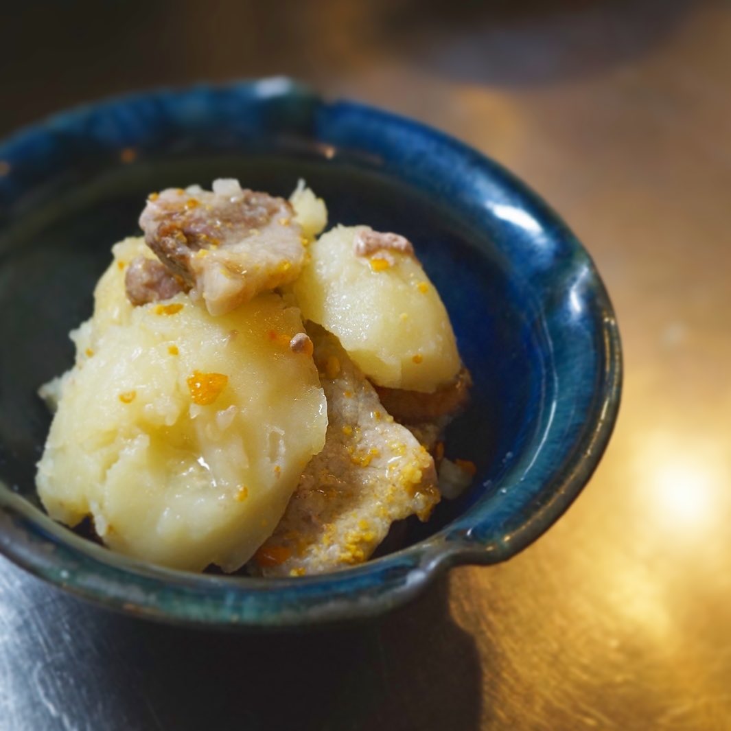 見た目が地味すぎる新メニューシリーズ！「塩豚とじゃがいもの陳皮蒸し」がお目見えです。塩豚はカムイ豚という北海道のちょいとこだわりの豚肩ロースを塩豚に。お店で干して作った自家製陳皮を粉末にして塩豚に和えて、じゃがいもと一緒に蒸しますと…陳皮、つまり蜜柑、柑橘の香り爽やかな蒸し物ができあがります。豚肉の旨味を吸い込んだじゃがいもと、蒸されて程よくあっさりした塩豚のハーモニー。ぜひお試しいただきたい一品です！（麻）