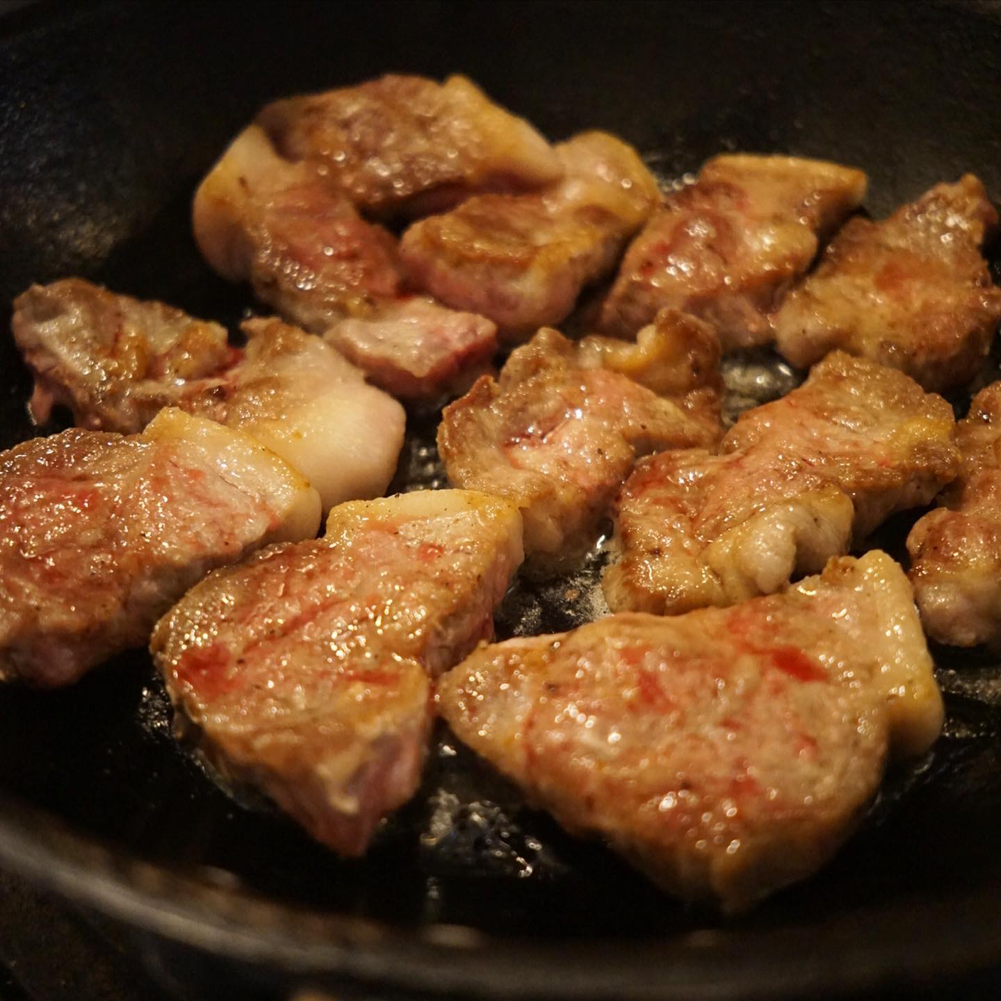 いやいやいつもみたいにきれいに飾り付けした料理の写真もいいけれど、ざっくりフライパンの中もまたそそるものですね！と（笑）お肉は「塩豚と春キャベツのビネーグル」（おいしそう！）
さらに「芽キャベツとあさりのエチュベ」はなんたって芽キャベツが主役！あつあつのうちにたべるのがヨシ！
と、いずれもお持ち帰り出来ますので日曜日の夜、よろければぜひ〜（お）