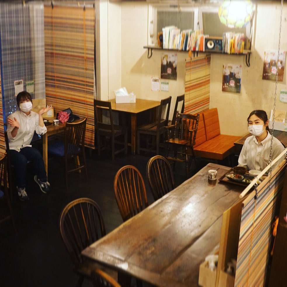 さてと年明けはフレッシュな大学生新パダワン登場！と、すっかりベテランは先輩大学生スタッフのミウちゃんといっしょにお試し初日！閉店後はお疲れさんで賄いなど…ってやっぱりディスタンスが大事よねと、写真で撮るとこんな遠いよ！（苦笑）（お）