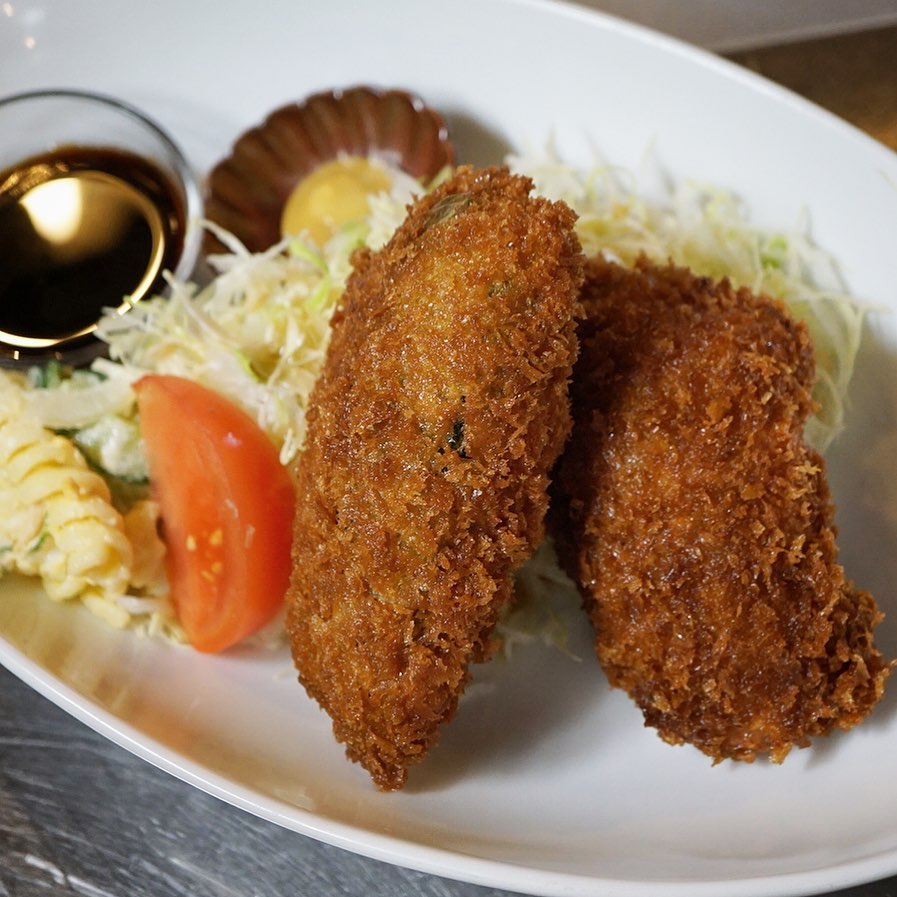 さてと明日土曜日お昼時の日替わりはすっかり人気定着！の「ピーマンの肉づめフライ」！からり揚げたてあつあつをからしとウスターソースでどうぞー！（お）