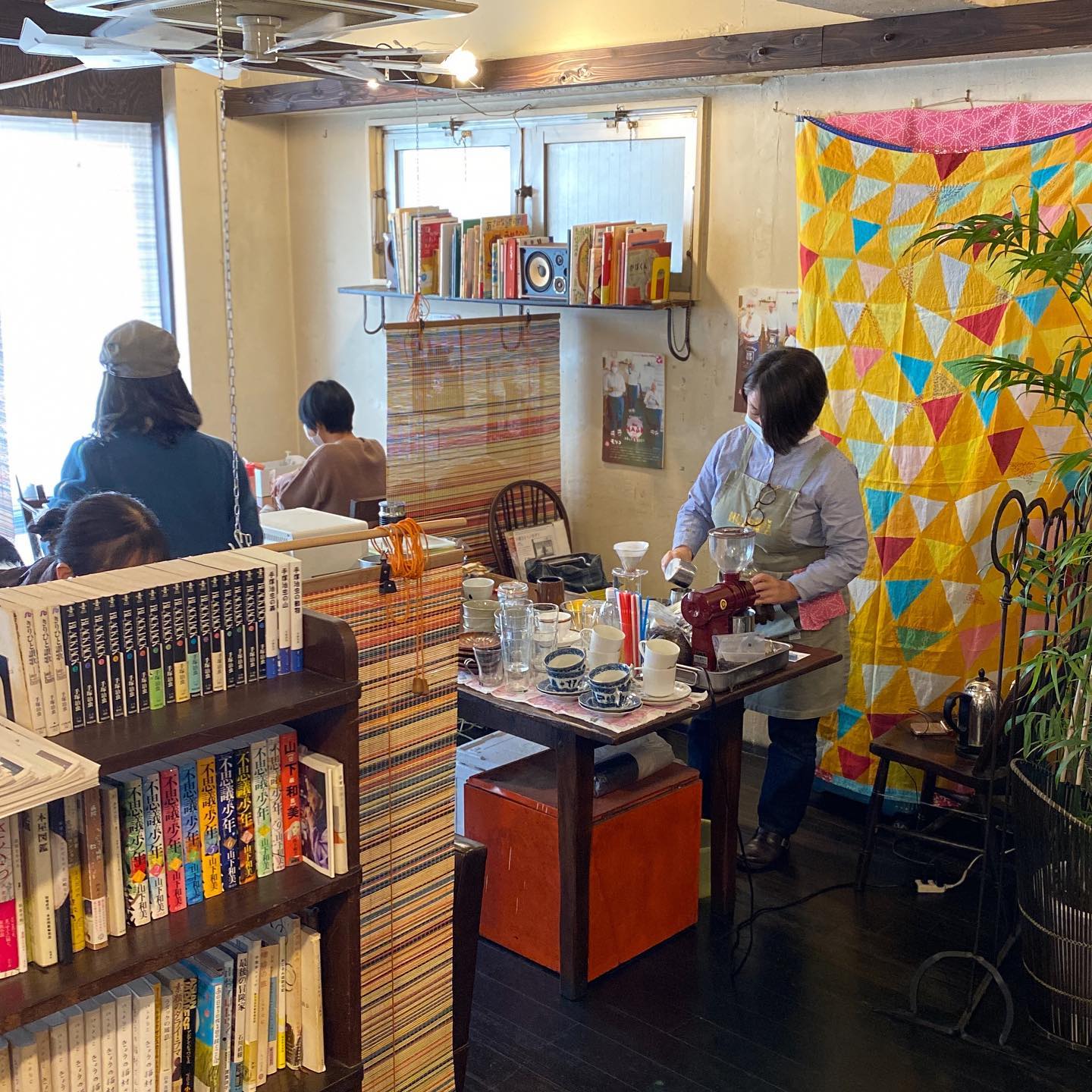 さてとリトスタは未だ年末年始休業中ですが（苦笑）、新春毎年恒例はいよいよ第10回！パンとおかずとコーヒーのイベント「ひばりスターレストラン」開店してますよー！今年のミヤザキメニューは「チキンカツ&タルタルソースのサンドイッチプレート」に「南インド風！カリフラワーと白身魚のカレープレート」！もちろんひばり屋さっちゃんが沖縄からあれこれすてきなものもたくさん持って来てくれてますので、そちらもお見逃しなく〜！（お）