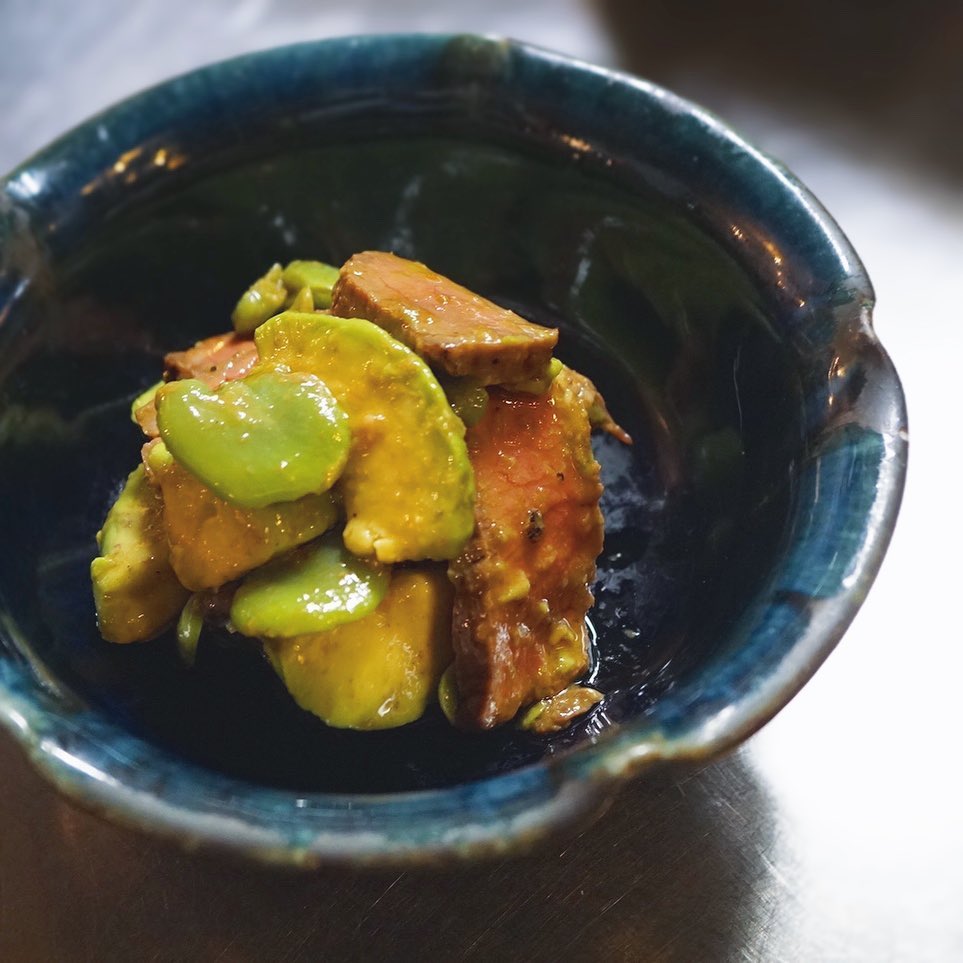 しっとり大人の新メニュー！　「アボカドとそら豆・牛肉の柚子胡椒あえ」です。柔らかな赤身の牛うちもも肉を炙って、個性的な香りの空豆と、ねっとり食感のアボカドと合わせ、柚子胡椒とオリーブオイルベースの和え物にしました。旨味の対決かと思いきや、柚子胡椒とオリーブオイルが皆をつないで、良い感じのチームワークが生まれております。日本酒にもワインにもいけます、ぜひぜひ。（麻）