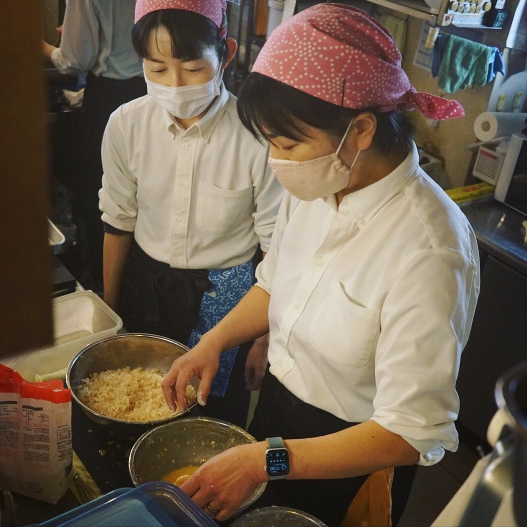 さてと今日のランチからホール係のミナミちゃんはキッチン補助も兼務です！と、今までのちょっとキッチンを手伝うくらいのレベルからぐっと調理の度合いが上がるよ！と、初日の今日はもういきなりフライのパン粉付けを店長ミヤザキから伝授中！たのむよー！（お）