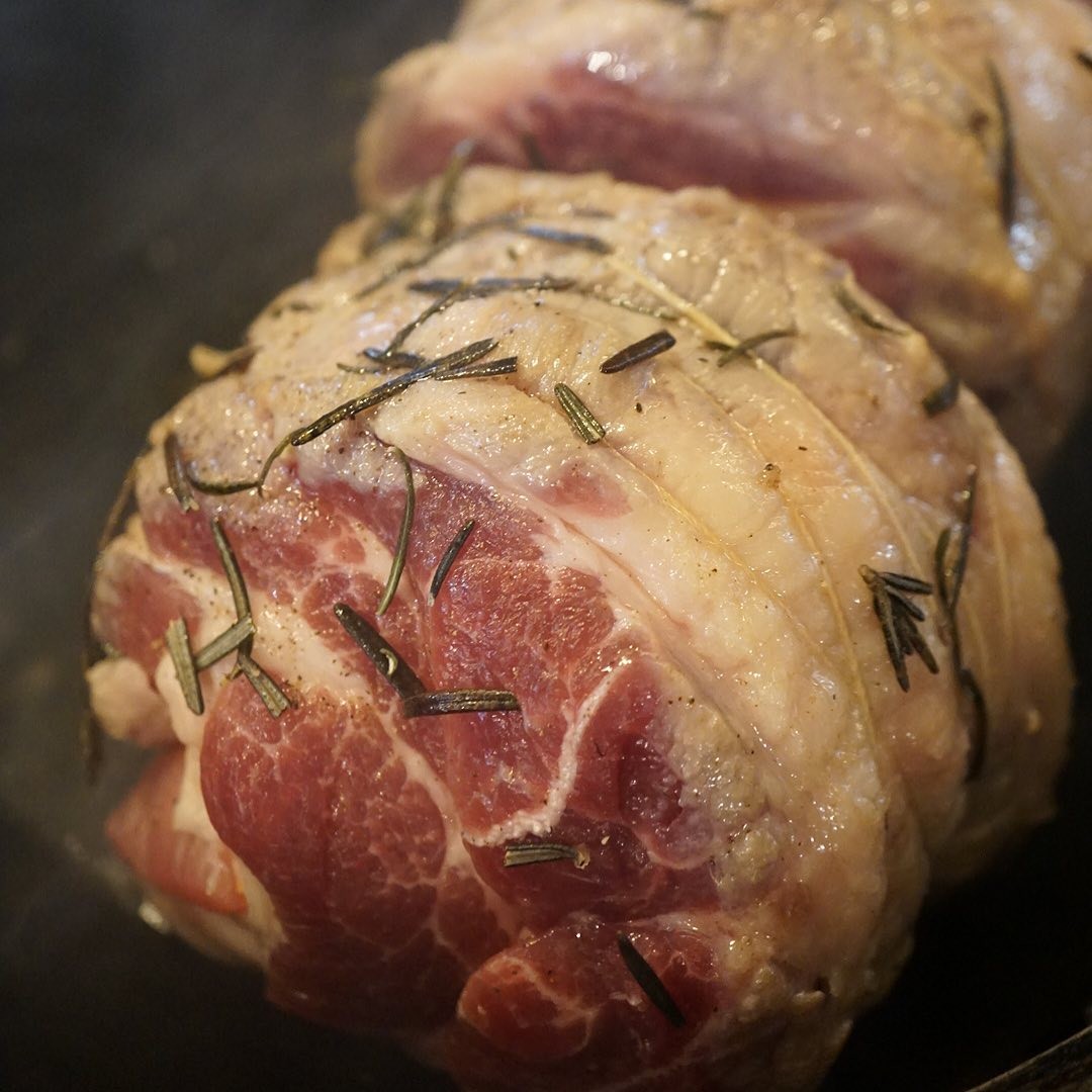 やっぱりお肉が焼けるっていいよねー！とローストポークはナッツバルサミコソースでメニューインですよ〜金曜日の夜ー！（笑）（お）