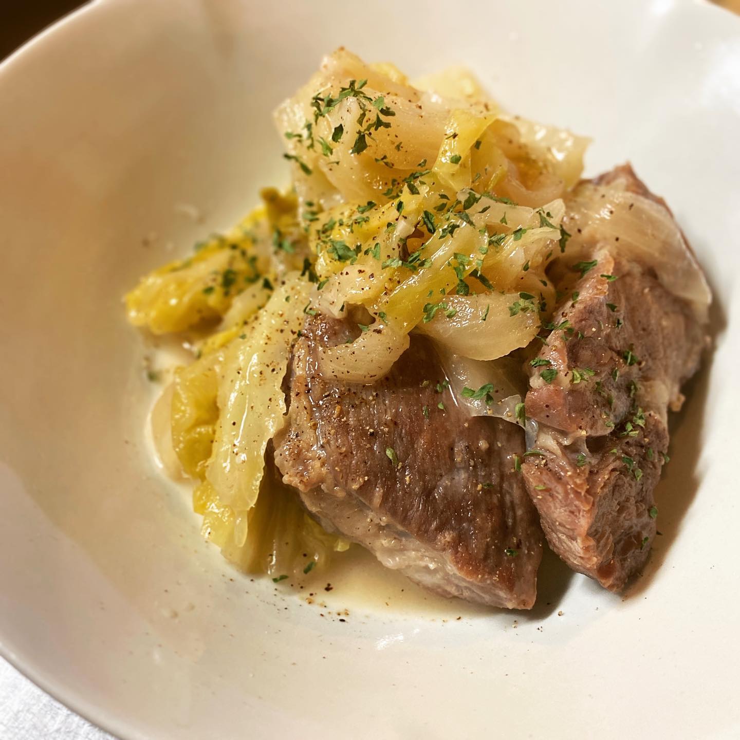 優しい美味しさ！新メニューは「塩豚と春キャベツのビネーグル」です。カムイ豚の肩ロースを塩豚にして、春キャベツ、玉ねぎ、ニンニクと一緒に白ワイン蒸しに。最後に赤ワインビネガーを加えて、酸味を飛ばし、旨味を残して仕上げます。ワインにも良いけど、ご飯にもあっちゃう！懐の深い酢の力に感心してしまう一品です（麻）