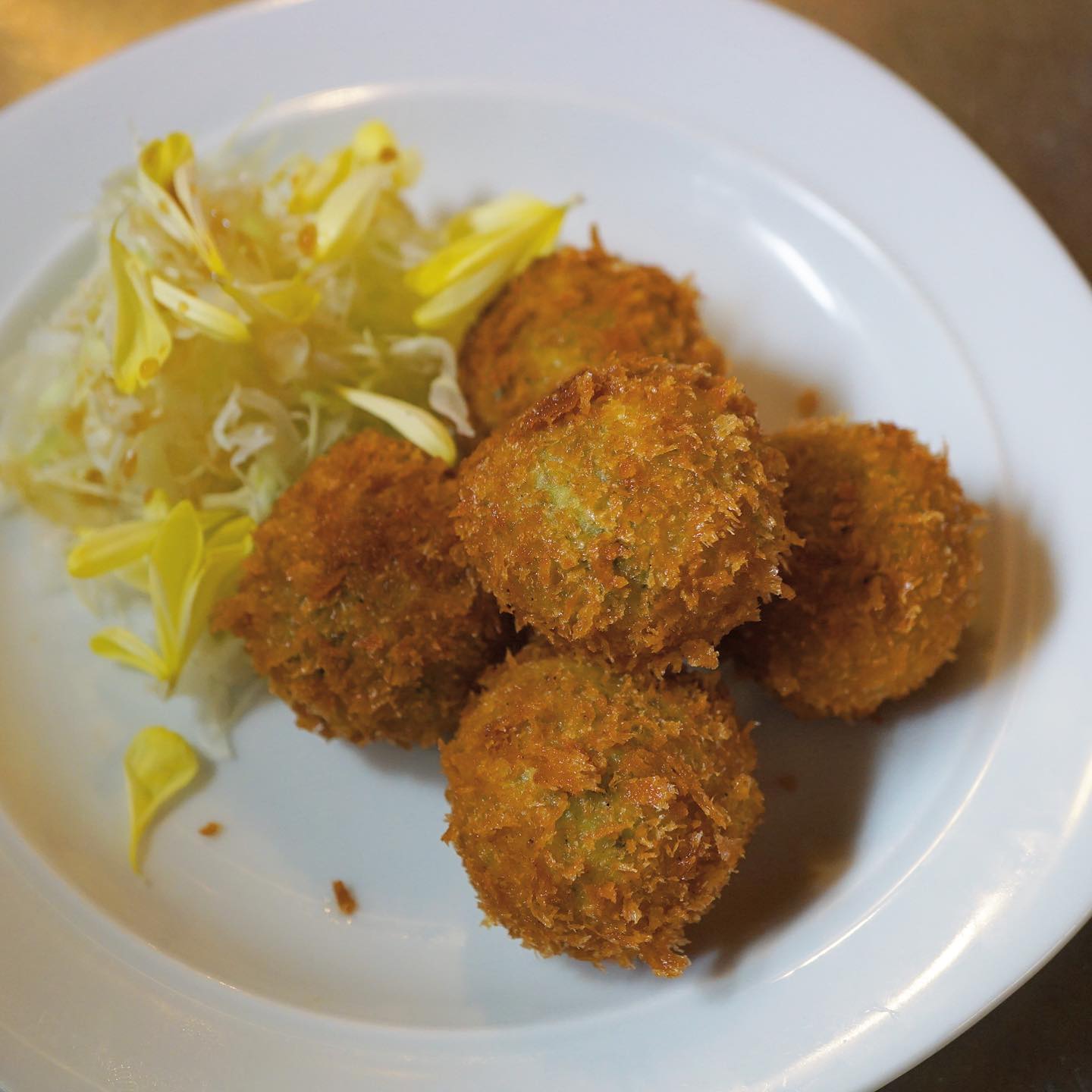 新年で連休明けで、暇ジンクスに震えておりますが、そんな予感をぶっ飛ばす勢いの洋食祭り！　一昨年のクリスマスディナーで好評でした「ブロッコリーのチーズコロッケ」は、旬のブロッコリーに信じられないくらいたくさんの粉チーズを合わせて、もっちり美味しいおつまみコロッケです。ワタシは白ワインに合わせるけど、もちろんビールでもハイボールでもお茶でも良いのよ！揚げたてをお召し上がりいただきたいけど、お持ち帰りも対応してます（麻）