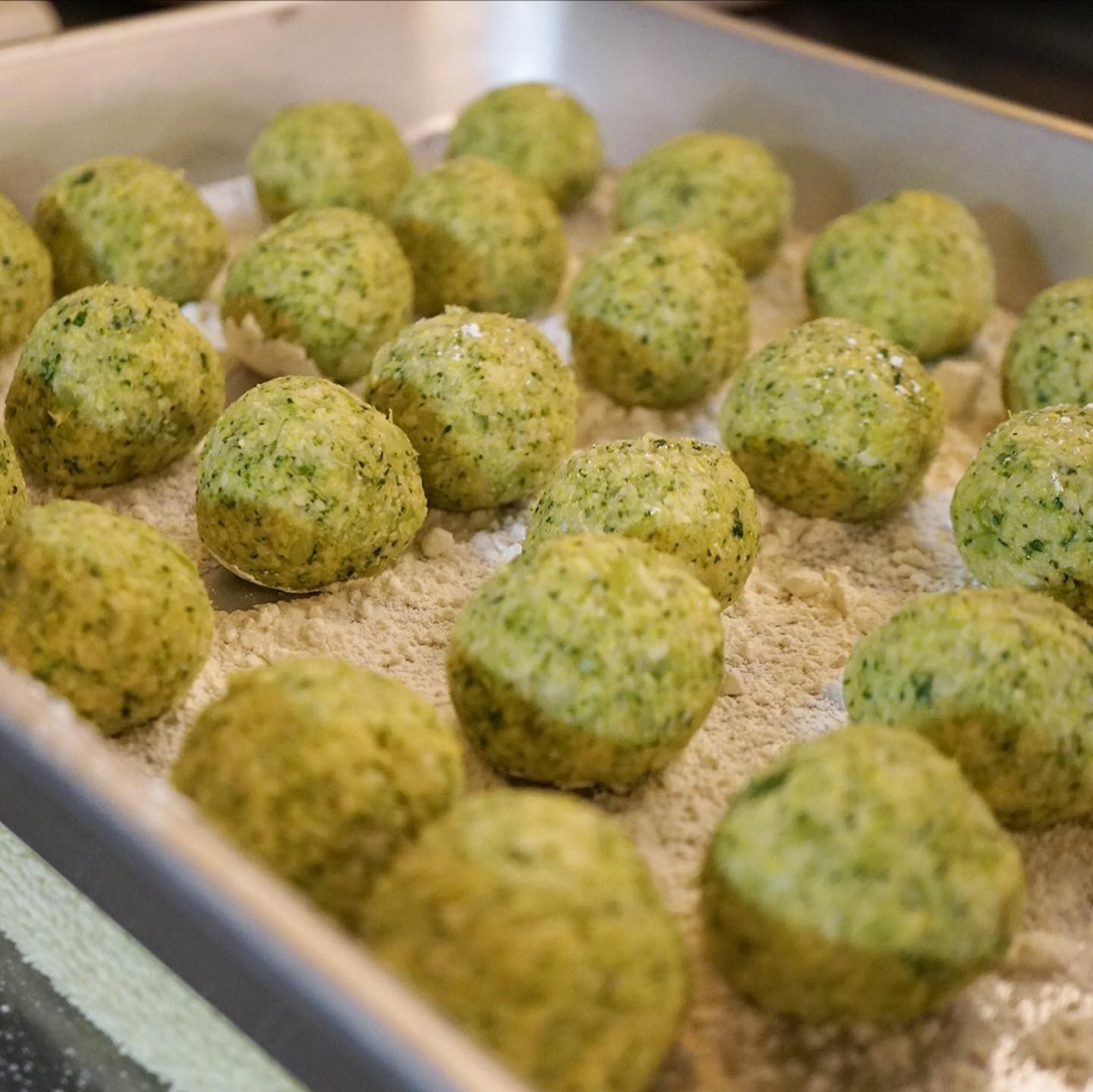 一昨年のクリスマスディナーはコロッケ３種盛りの中のひとつでしたね「ブロッコリーのチーズコロッケ」！旬のぷりぷりブロッコリーの風味とおいしさ、たっぷりチーズであつあつコロッケはビールのおともにうってつけ！（お）