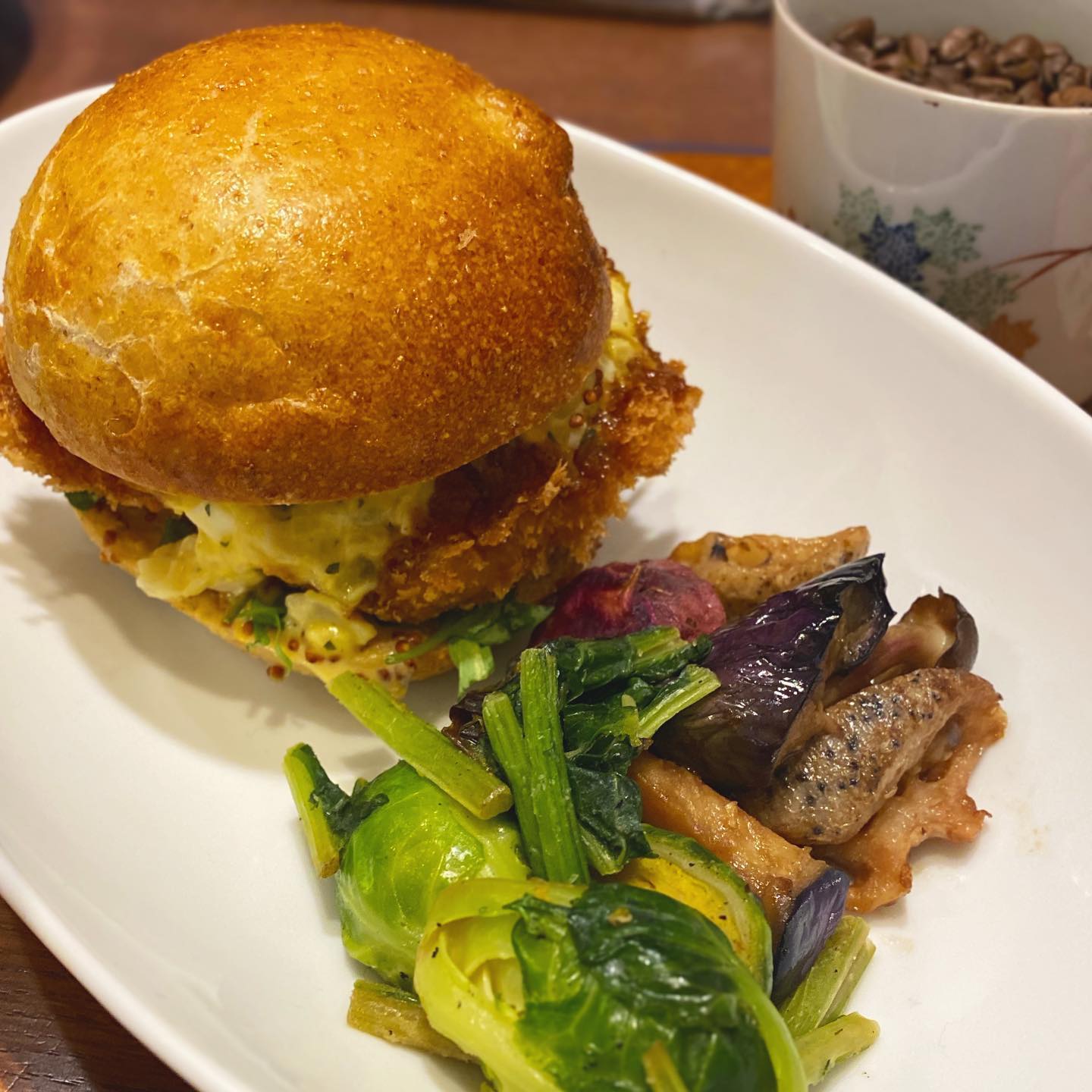 昨日に続きまして「ひばりスターレストラン」本日も12:00より18:00まで！　バンズからはみ出す！が重要なチキンカツタルタルソースサンド。見た目よりボリュームたっぷりですよ！　カリフラワーと白身魚のカレーは、カリフラワーを見直す美味しさ！店長ミヤザキの大好きなカレーです。お持ち帰りもできますよー。