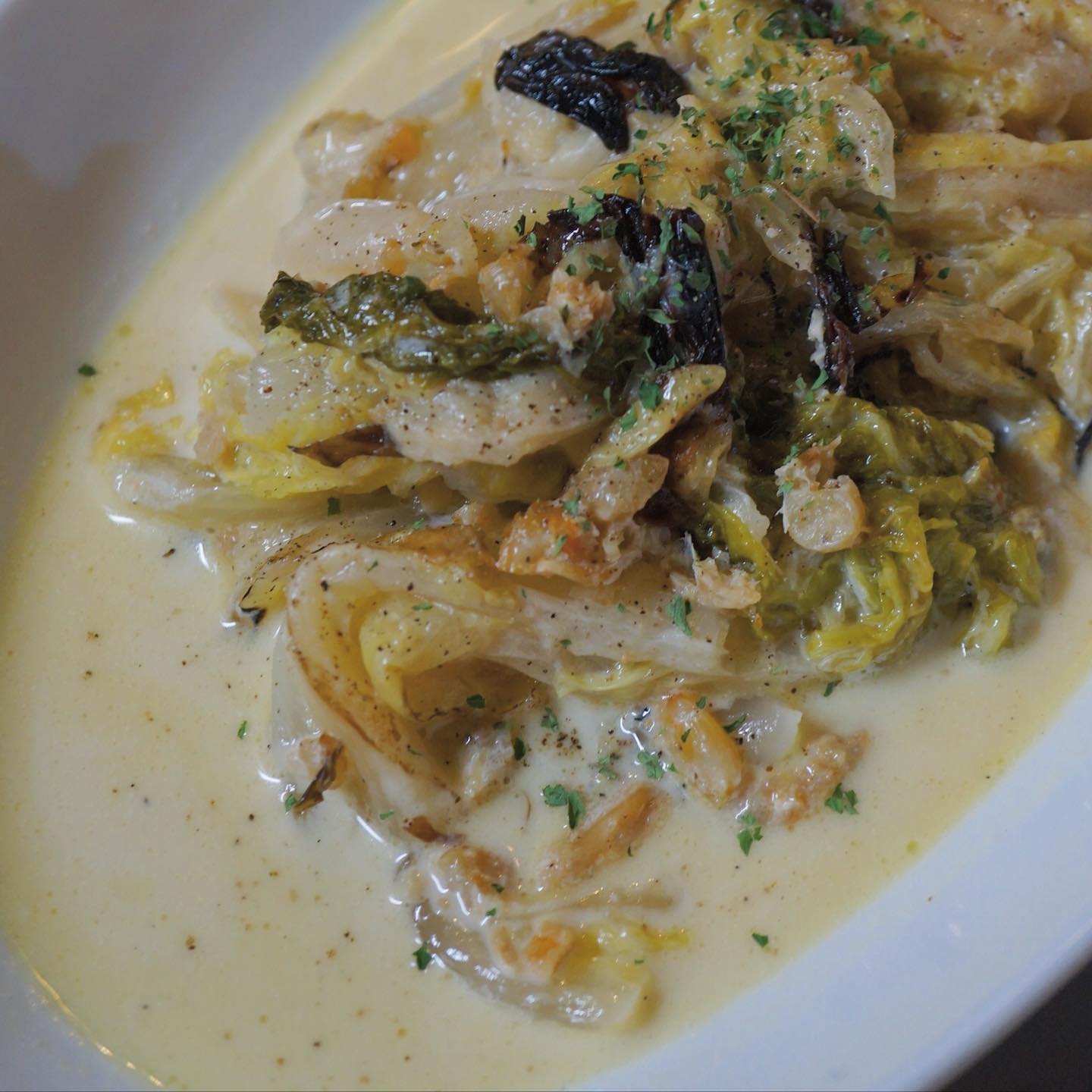 白菜のクリーム煮は、くったりした白菜が干しエビの旨味とクリームのこっくり感で、やさしく体を内側からあっためますよー！一度オリーブオイルで焼き付けて香ばしさを出してから煮込んでおります。干しエビは山口産の上物ですよ！ご飯にかけたいという意見も多数…（麻）