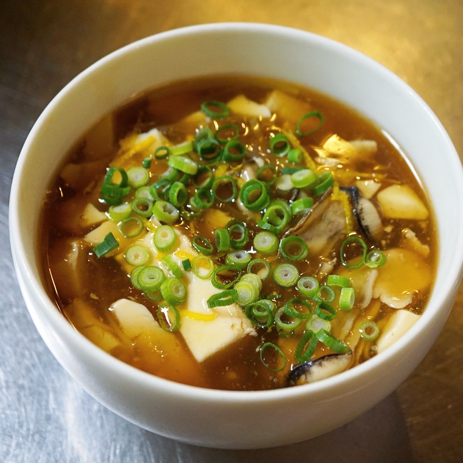 開店当初からの大人気メニュー、牡蠣と豆腐のあんかけ煮、ついに今シーズン初の見参！ぷりぷりの牡蠣とツルツル豆腐のハーモニー、甘辛あんかけが包み込み、柚子の香りがアクセント。店長ミヤザキの父ミヤちゃんも大好物でした、お持ち帰りもオッケーよ！（麻）