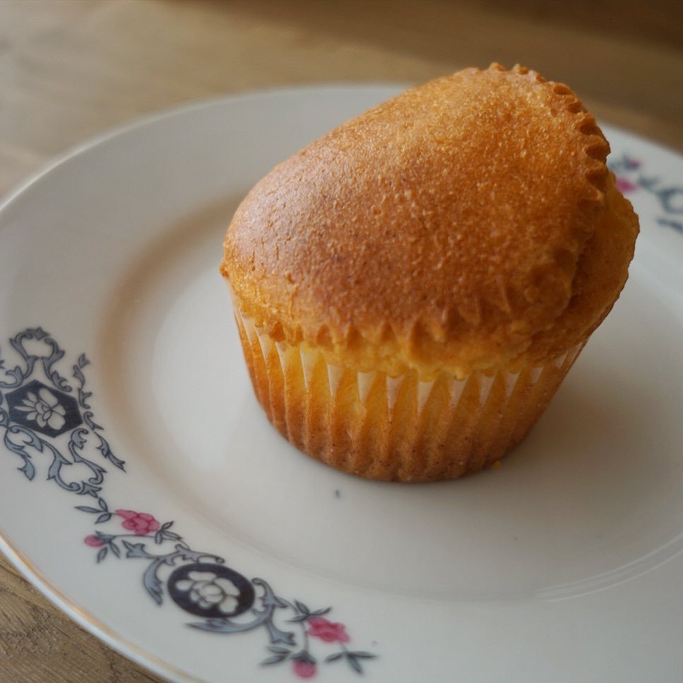 さてと新春初営業は本日17:30から！と、今年最初の季節のデザートは新メニュー「みかんのマフィン」！やわらかくあたためたマフィンはふんわりみかんの香り…新春にふさわしいシンプルでやさしい焼き菓子です（お）