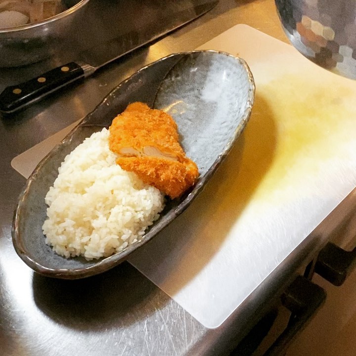 ランチ限定！受験生応援企画、チキンカツカレーは本日からですよ！
これ、盛り付けてるとすごく食べたくなるんです。受験生も、そうじゃない方も、ぜひ！2月末までの限定です。
