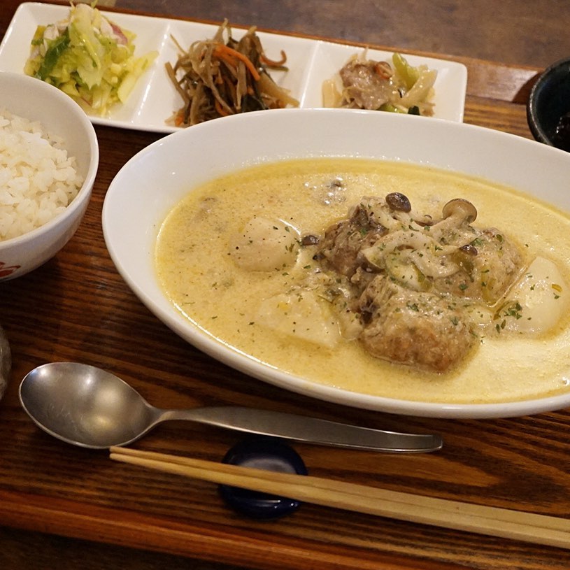 さてさて日曜日のお昼時、今日の新御膳は「里芋と肉だんごのクリームシチュー御膳」！いや、寒さもあってすっかり人気ですよ〜と、あつあつ里芋に肉だんご…まろやかな自家製ホワイトソースが旨いっ！（お）