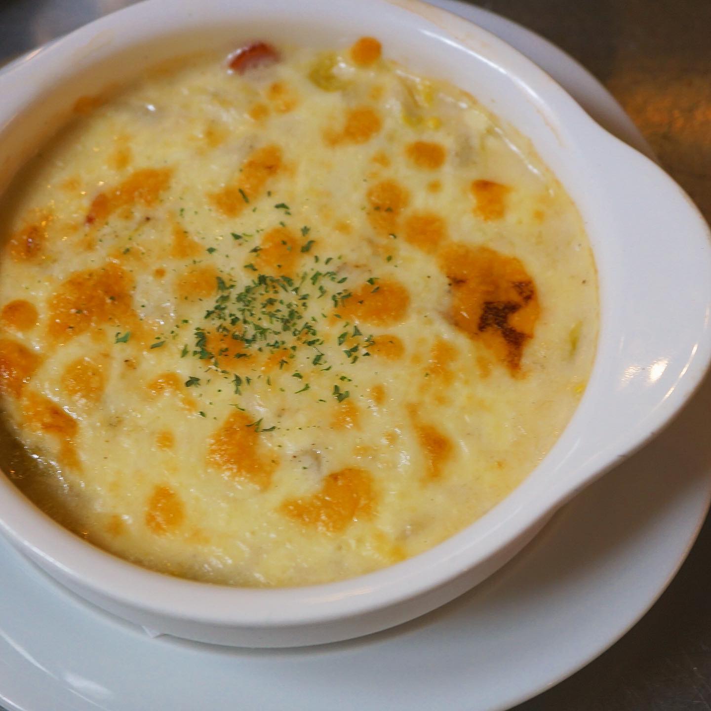 そして、いつ撮っても具がなんだかわからないグラタン！　今回は「白菜とベーコンのブルーチーズグラタン」です。具は潔く白菜とベーコンのみ！ホワイトソースはいつもよりもサラリと、たっぷりと。ゴルゴンゾーラチーズで風味をつけてますがクセは強くない、あっさりスープ感覚で？！食べられちゃうグラタンです。たまにはこんなのも良いのでは？（麻）