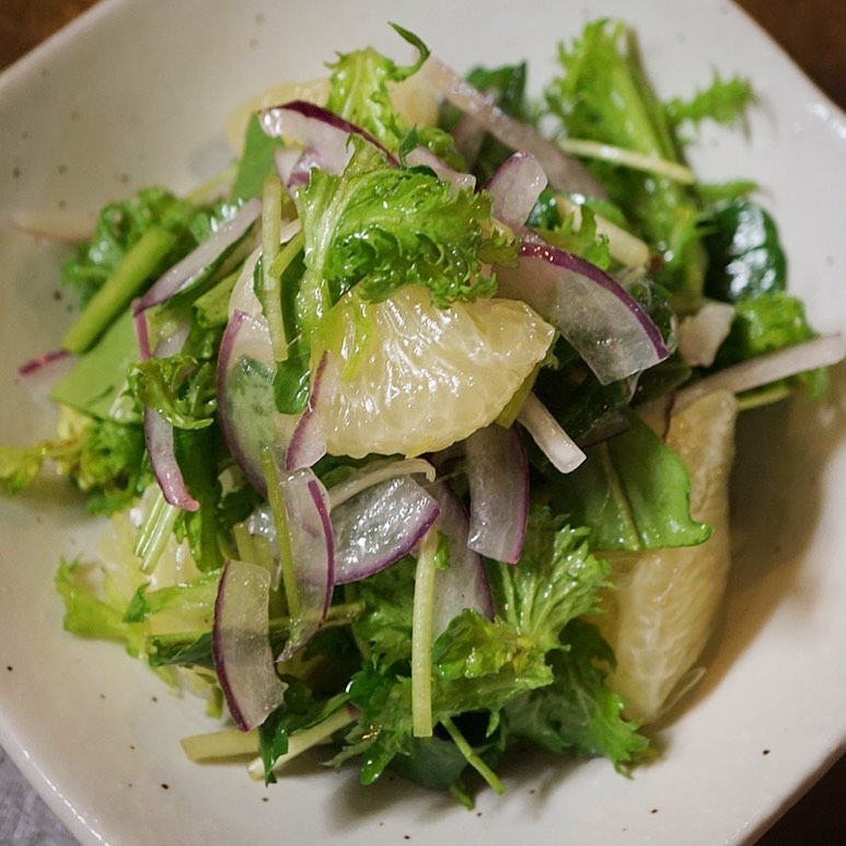 さてと金曜日の夜！と、先日元スタッフはくぼさんが高知から送ってくれたぷりぷり文旦てみずみずしいサラダは「文旦と香味野菜のサラダ」！さっぱり自家製にんにくレモンドレッシングがまたイイネ！（お）