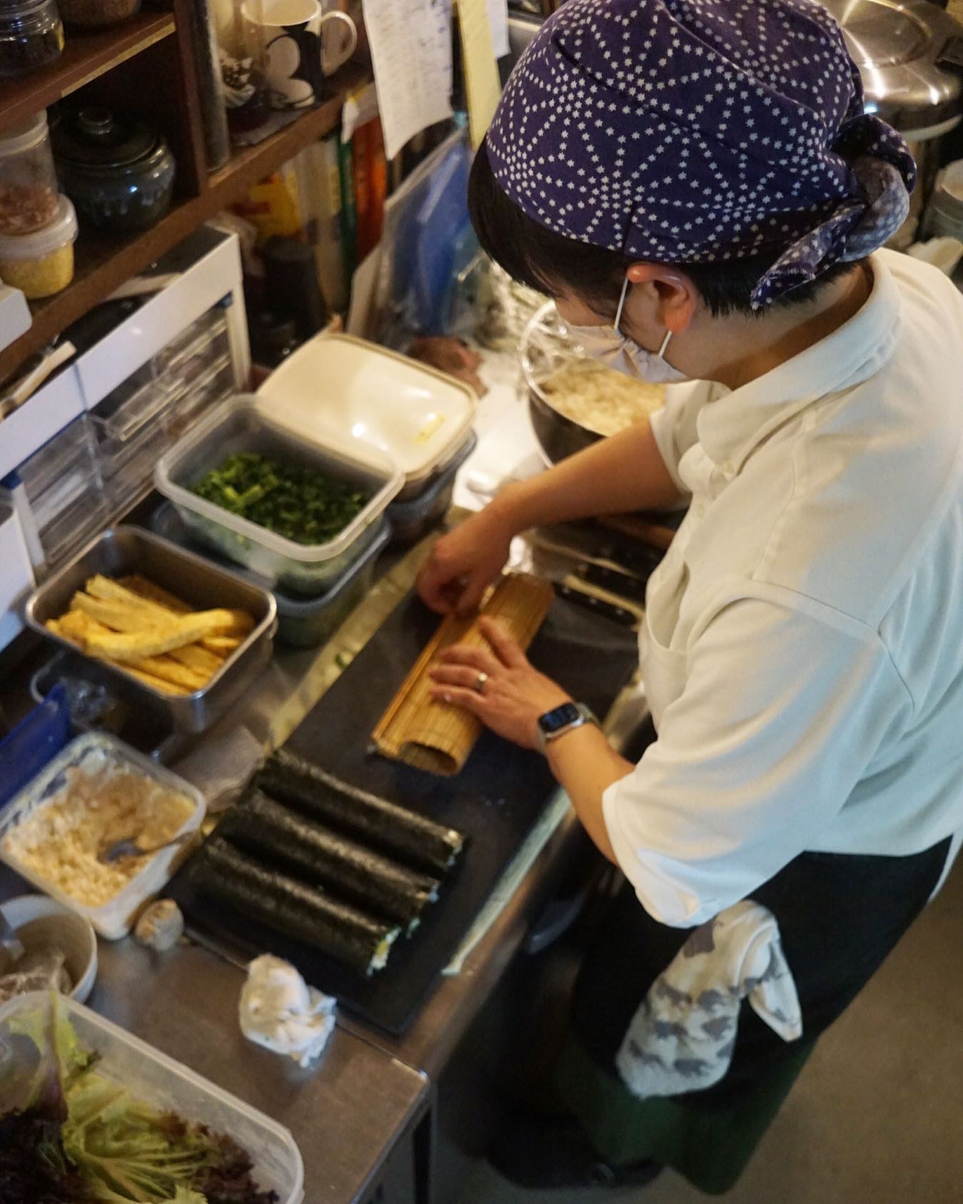 ああ、節分は豆まき恵方巻きの夜も日付け変わって金曜だけれど、まだお店にいますよ〜と（苦笑）、ま、しかし週の真ん中ど平日は今回の「恵方巻きちょこもり」、たくさんのみなさんにご予約ご用命いただいて本当にありがとうございました…いや、ここ数年また当店恵方巻きを楽しみにして下さるリピートのお客さんが増えてきた？なんて思うのですが、いや、年に一度のちいさなイベントだけれど、これからも大事にしたい、育てていきたいですね、恵方巻き。

ま、しかし今回もうちの店長ミヤザキはホント大車輪の活躍っぷりで…ワタクシ毎度のごとく天才だわとか思うんですけど（笑）、その能力のみならず体力とか集中力とかも思えばほとんど超人だよなと…とてもかないっこない訳だけれど（苦笑）、やっぱり店長ミヤザキあってのリトスタだものとこれまた毎度のごとく手前味噌の惚気みたくなって申し訳ない（笑）。

でも一番身近な人が本気ですごいって…それはそれでなかなか大変なものですよ（笑）…と、ワタクシもまずはやれることを着々と（苦笑）（お）