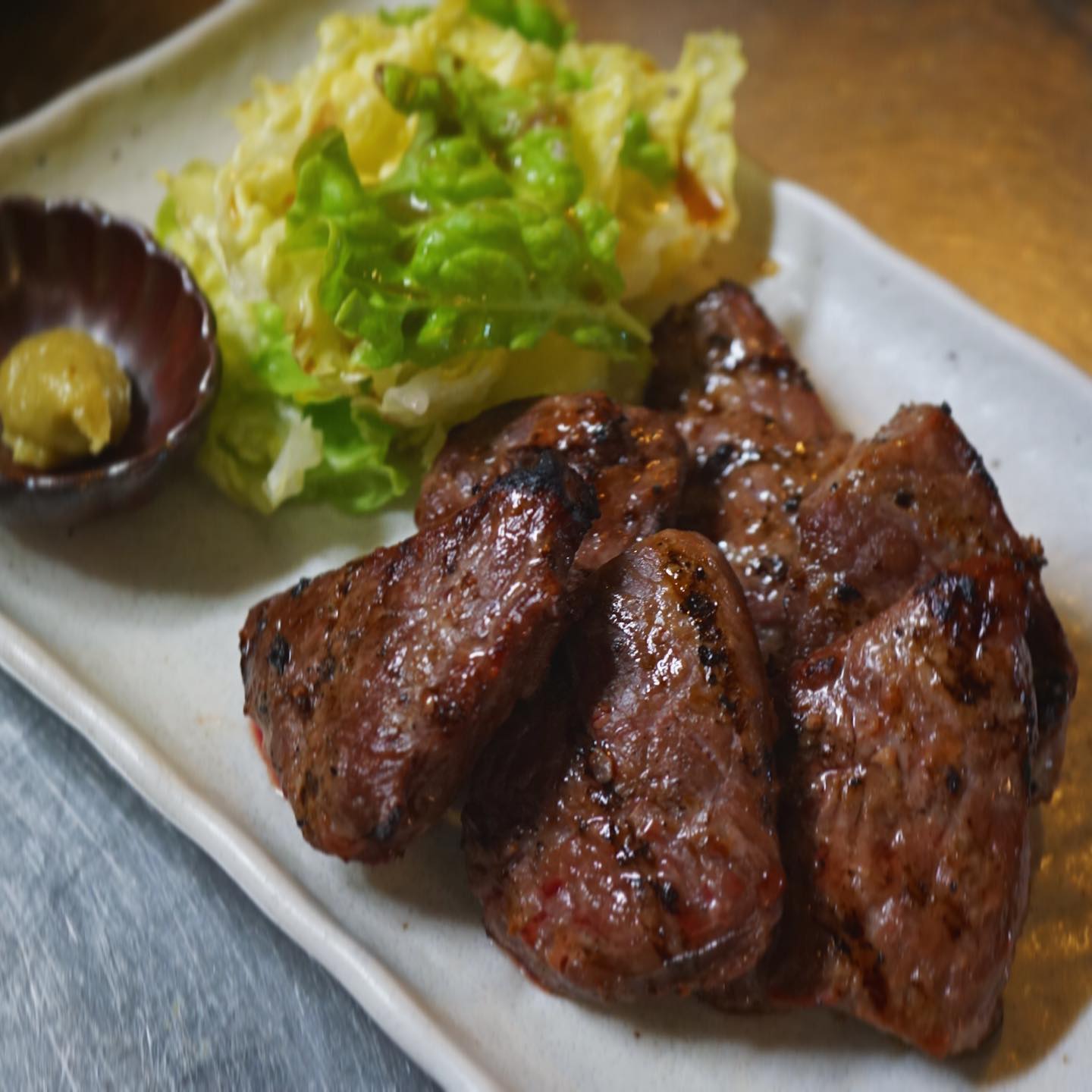 年末に仕入れすぎた、和牛のサーロイン！　実は冷凍保存しておりましたものをお蔵出し…って、あとは明日の夜、3人前だけのご用意です。明日がラストチャンス？！「和牛サーロインの自家製塩麹漬け焼き」雪の中来てくれるお客様にぜひぜひ！（麻）