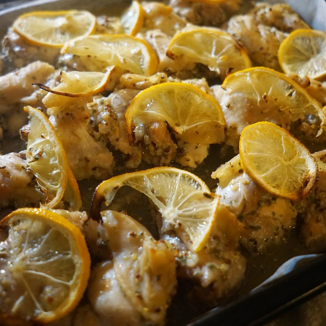 あー、ここんとこお肉の写真ばっかアップしてますねと（笑…お騒がせしております）、さてさて今週末は3連休、当店はひと足お先にバレンタイン！とそのメインをつとめるのは「塩麹レモンローストチキン」！昨年末のクリスマスディナーに登場したアレですよ！と「バレンタインちょこもり」にも入ってますよー！ぜひ〜！（お）