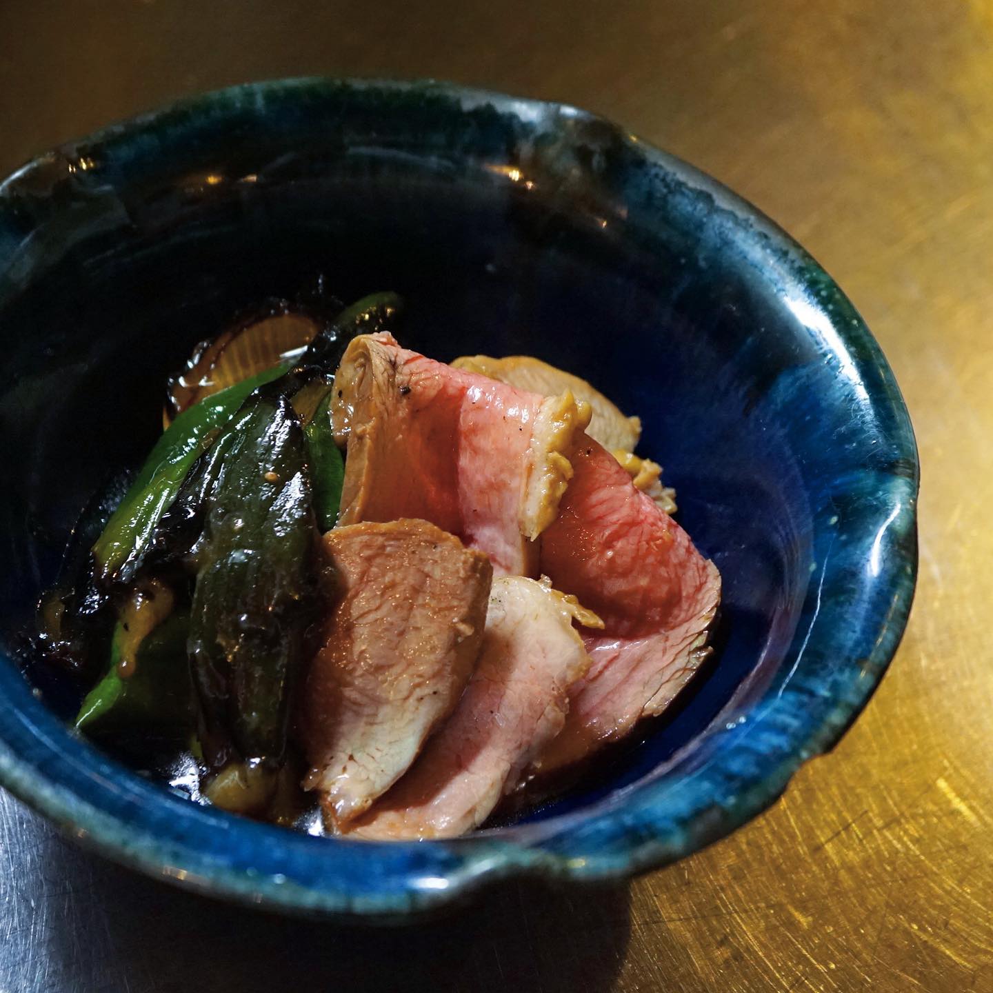 合鴨って、良いですよね？私はちょいと蕎麦屋で昼から日本酒を飲りながら食べたいんですけど、大好きな蕎麦屋、玄庵さんがコロナ収束までお休みしますと長いお休みに入ってしまって以来食べられていないんです！
なので、自分で食べたい合鴨料理を作りました。「合鴨ロースと下仁田葱の焼きびたし」です。説明するまでも無いですが、リトスタに鴨がネギ背負ってやって来たワケです！
ちょいとお安くは無いお値段ですが、試していただきたい大人の肴なのであります！（麻）