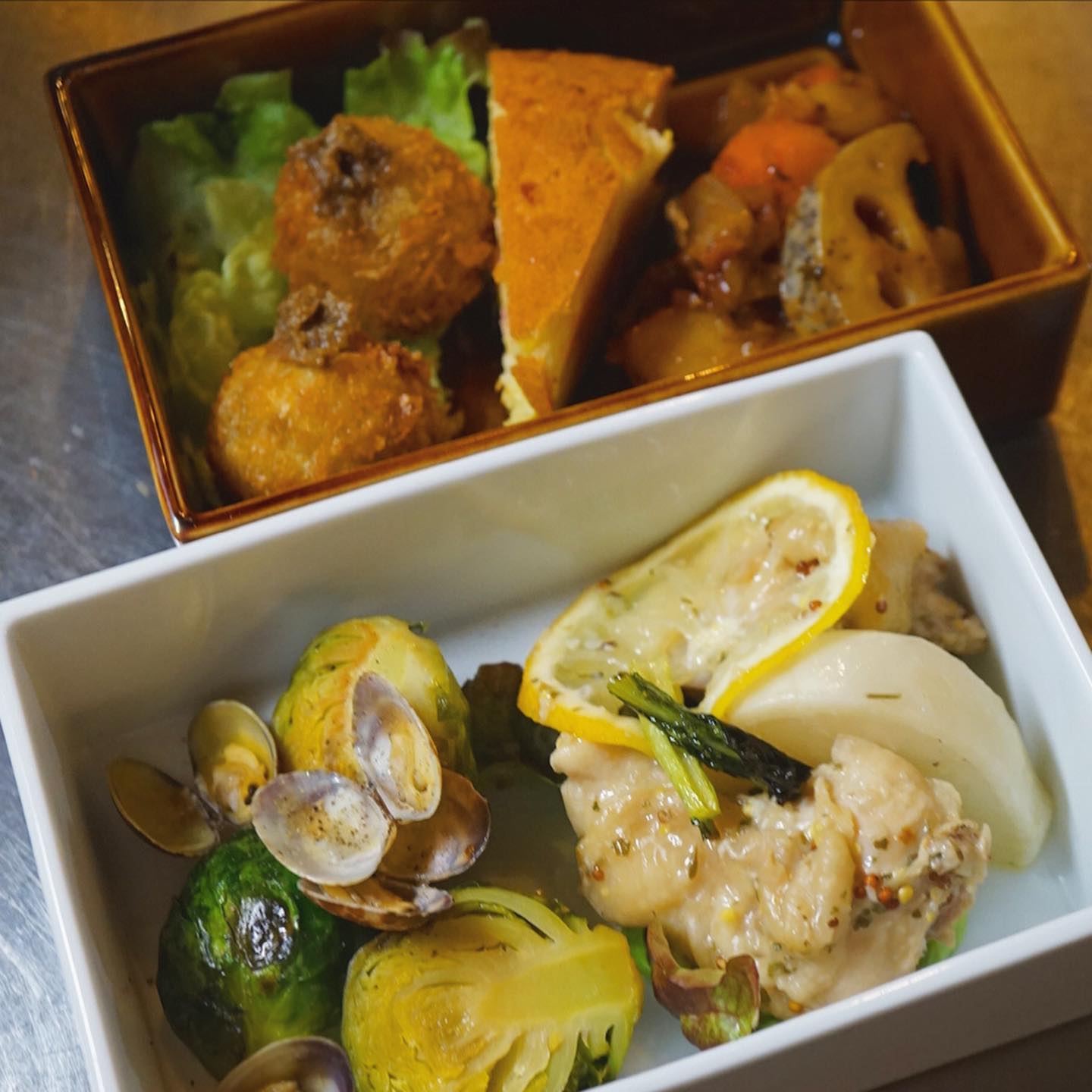 本日、バレンタインちょこもり最終日です！　バレンタイン当日は定休日ということでリトスタ的には前倒しになってしまいましたバレンタイン。ワインにあうごちそうのちょこもりをご用意しております！もちろんバレンタイン関係なく、食いしん坊の精鋭のみなさま、こんな天候でありますが元気に営業しておりますので、ぜひぜひ！店内ではお重で、お持ち帰りも素敵に詰め合わせてテイクアウェイ！ですよ！（麻）