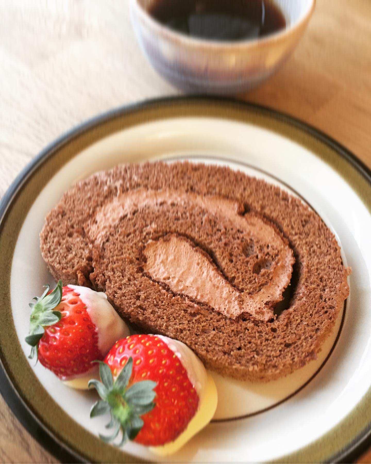 #リトスタおやつ通信
今日は、フライングバレンタインでした。
チョコロールケーキはスタッフなべさんから、イチゴのホワイトチョコは沼田さんから。素敵美味しいコンビ感でした。
そして元スタッフ、高知のクボさんから文旦が届きました！おすそわけいただきだきましたよ。立派な大きさ、クボさんいただきます。（うめ）