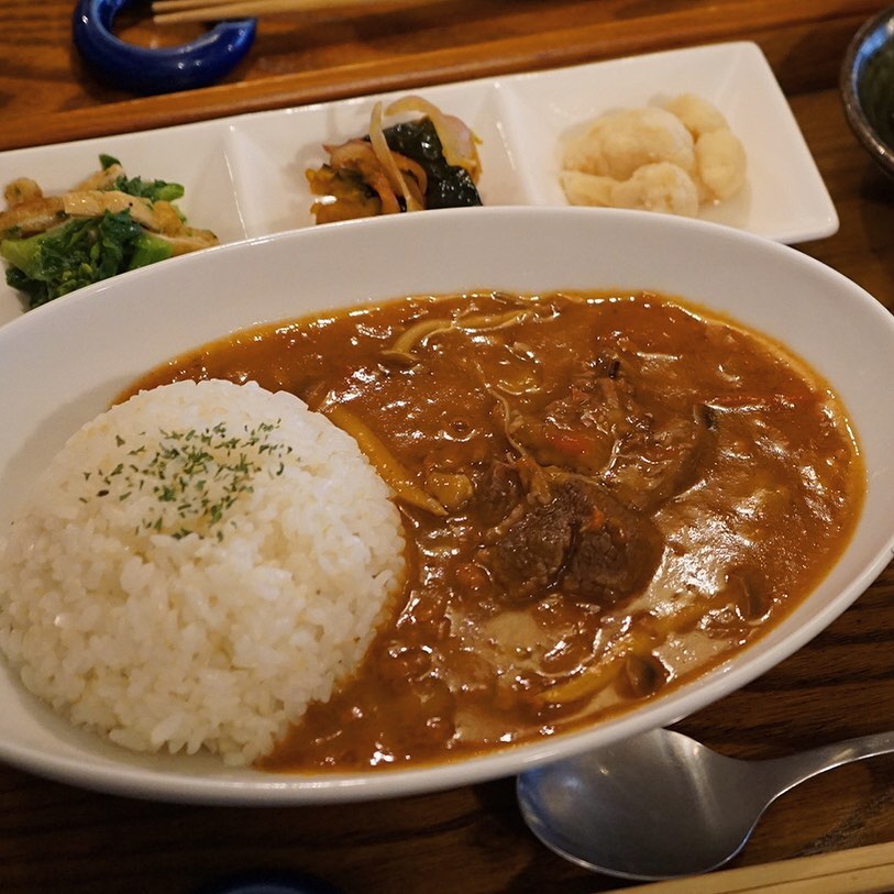 ハヤシライスもそろそろ無くなりそうですよー。ごろっと牛角煮の入った食べ応えのあるハヤシライス。あったまりましょう！（麻）