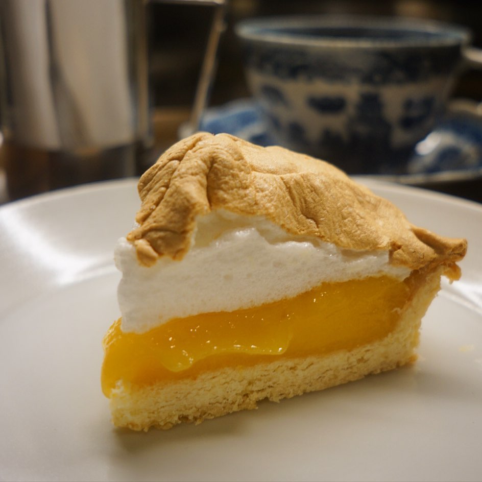 バレンタインもすっかり終わって今週から季節のデザートは毎年恒例ホワイトデー企画の「メレンゲレモンタルト」！
ふんわりメレンゲのその下には甘酸っぱ〜いレモンカスタードクリーム！タルト生地といっしょにお召し上がりっ！いや、決して派手ではないけれど、なにげにスタッフに人気のデザートですよ！ぜひ〜！（お）