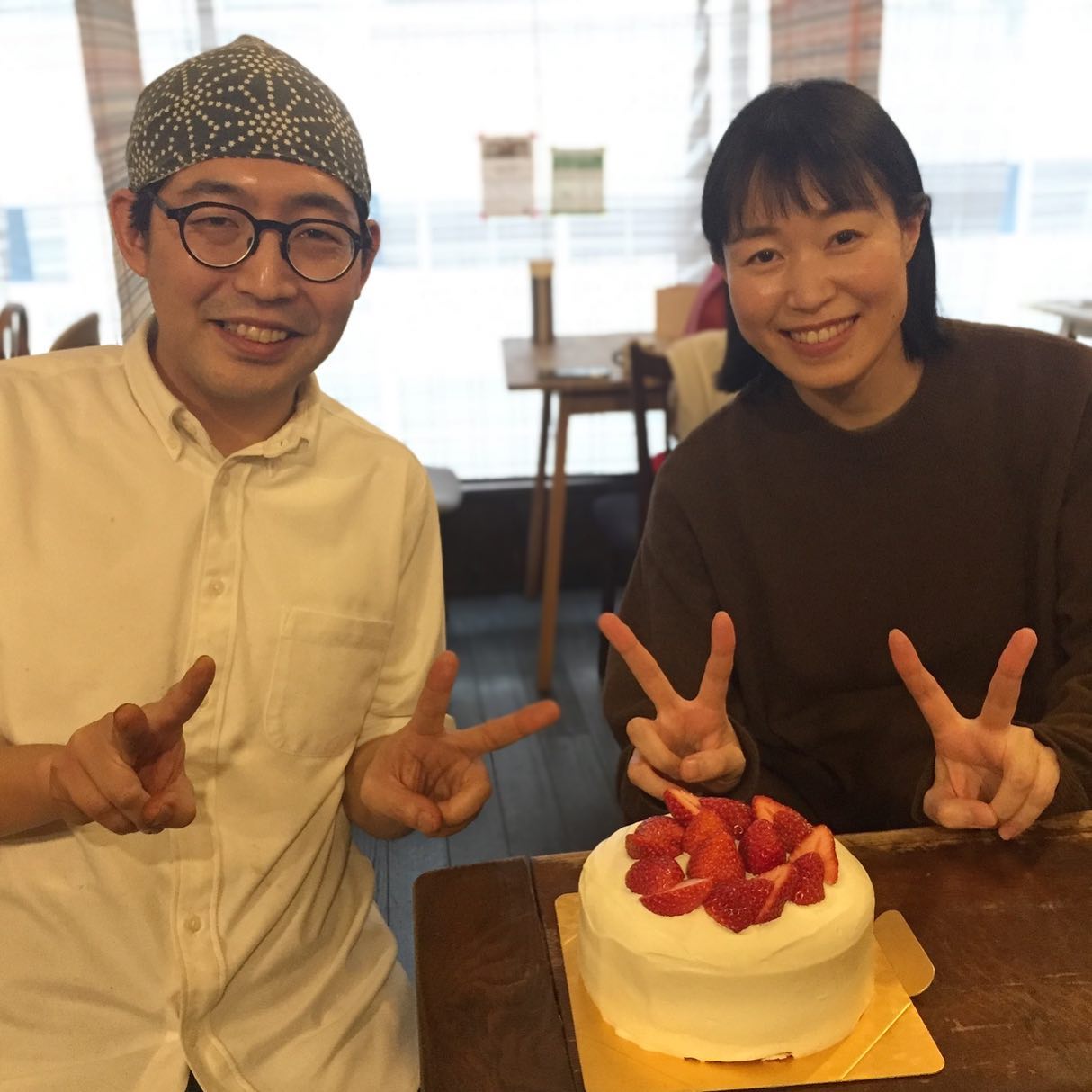 ナベ&ぬま誕生日前祝いにこいけ菓子店のホールケーキを用意していただきました…感激しております。
けいこさんのお菓子は生クリームが美味しいよね、という話で盛り上がったところだったのですごく嬉しい…。
スタッフのみんなに感謝しながらこれからもよろしくお願いしますの気持ちでいっぱいです。（ぬ）