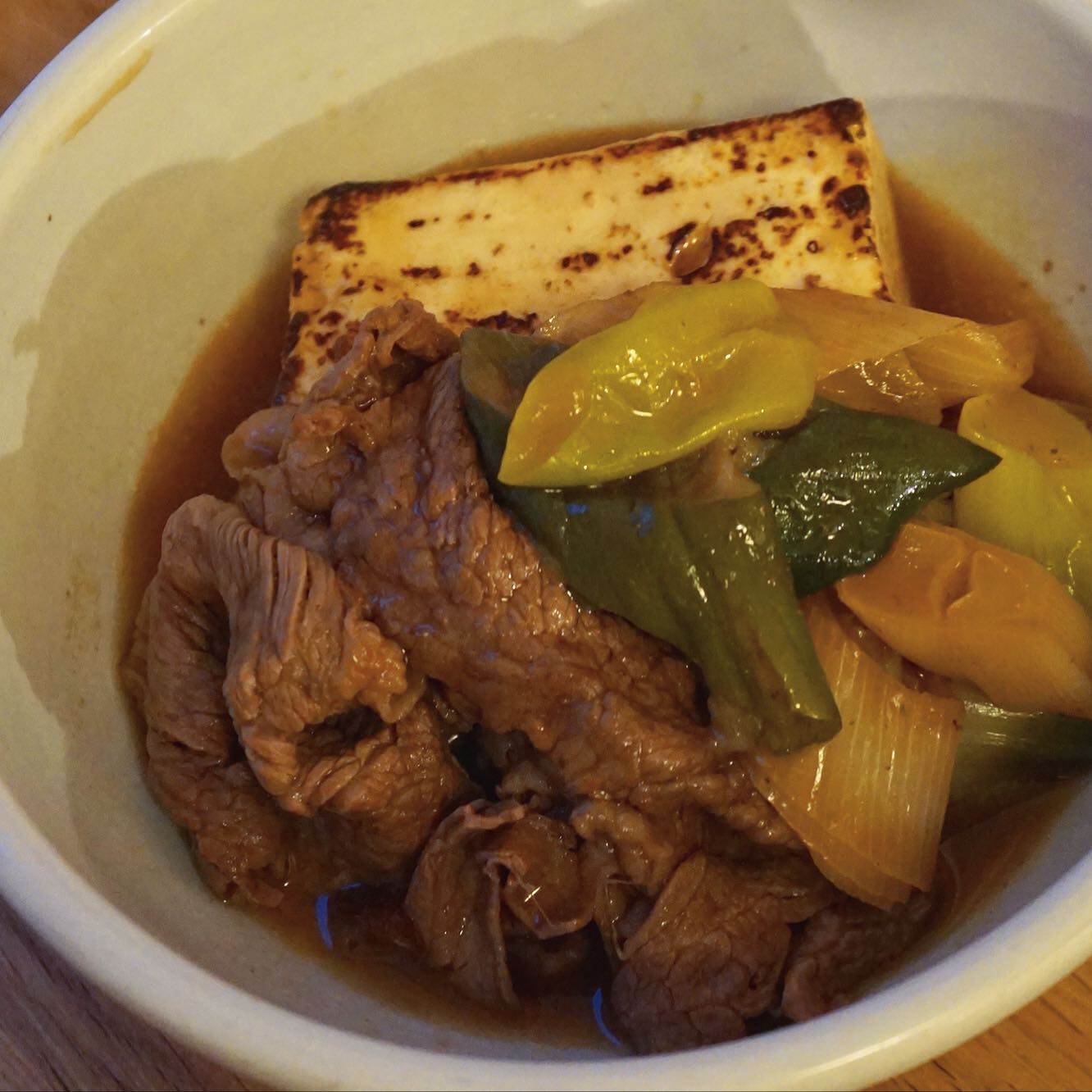 今週末は、とろっとろの下仁田ねぎの入った「下仁田ねぎの肉豆腐」で、あったまってください〜。お肉もしっかりボリューム満点、焼き豆腐と合わせて美味しいのはもちろんですが、極太の上物の下仁田ねぎを一緒にとろとろに煮ましたよ！やけど注意でお召し上がりくださいね！（麻）