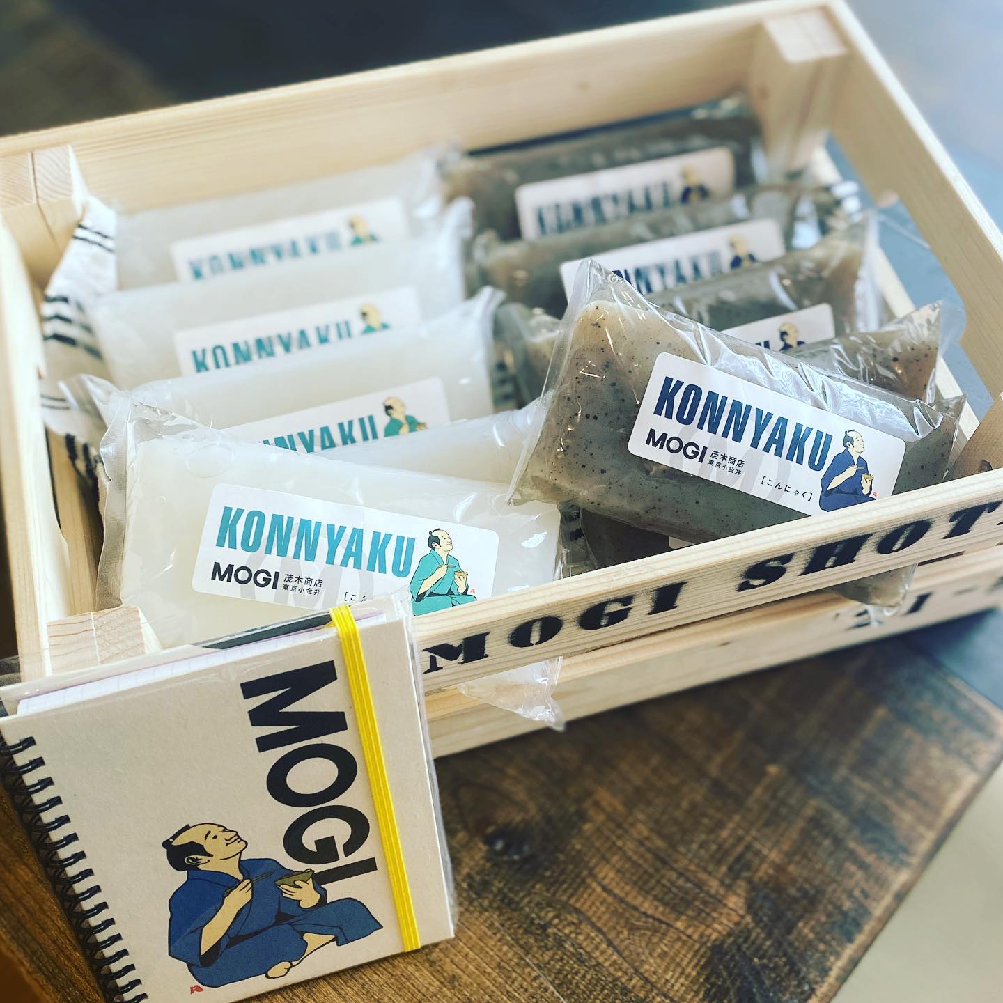 美味しくてカッコ良い！こんにゃくを配達していただきましたよー。小金井の茂木商店さんの蒟蒻は、美味しくて、オシャレカッコよくて、通い箱もこだわりがあって、しかも茂木さんのお人柄がステキ！
今週はとりあえず、みんな大好き五目豆に入っております。ぜひご賞味くださいませー！（麻）