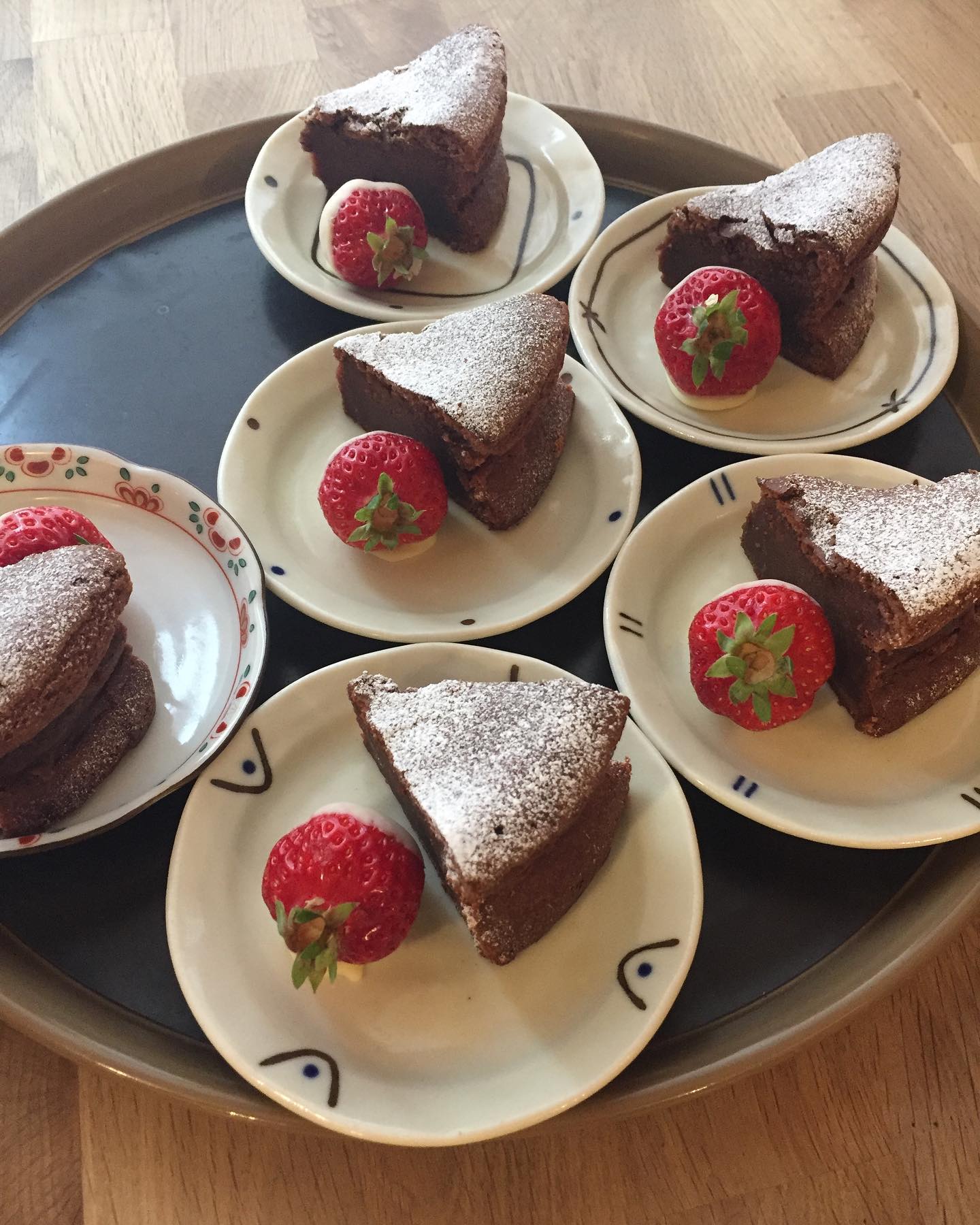 #リトスタおやつ通信

今日はスタッフもりこがガトーショコラを焼いてきてくれました。奇遇にも私、今日はあまおうのホワイトチョコがけを作ってきたので添えまして。こんな素敵なひと皿に…！バレンタインデーの余韻を楽しむまかない時間でした。（ぬ）