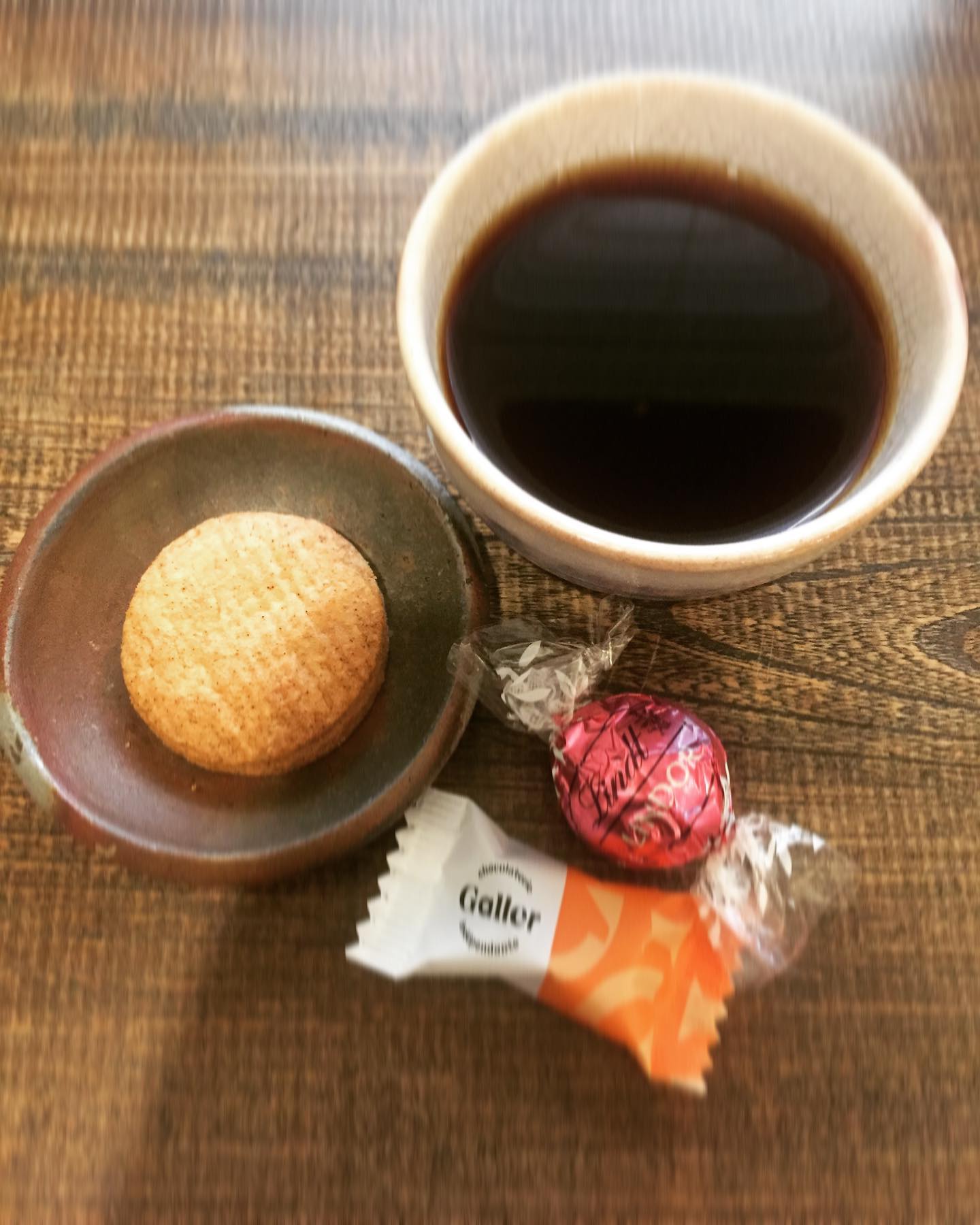 #リトスタおやつ通信
毎日まかない後のちょっと一口。今日も楽しませてもらってます。
こいけ菓子店さんのビスケット（サックサクでした！）とおなじみのお客様からいただいたチョコ、ありがとうございます！毎日選り取り見取り、お菓子が入ってた箱はスタッフが持ち帰らせてもらったりもしております。（うめ）