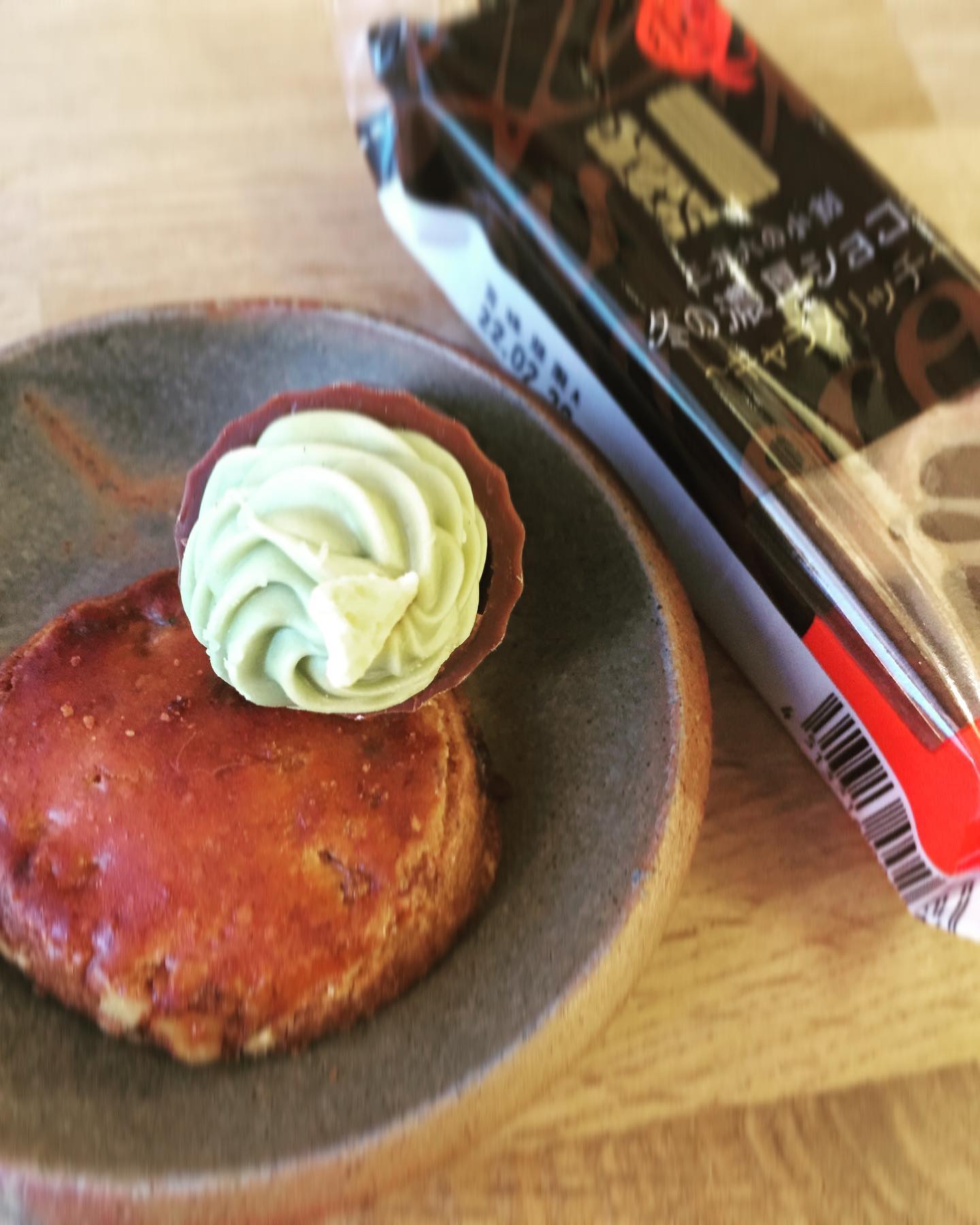 #リトスタおやつ通信
美味しいものをたくさん知っているお客様からいただいたクッキーと、スタッフからのバレンタインが今日のおやつでした。みんな美味しいアンテナが鋭いので、「ほほぅ、こんなのがあるんですね」と説明書見ながら頬張ってます。（うめ）