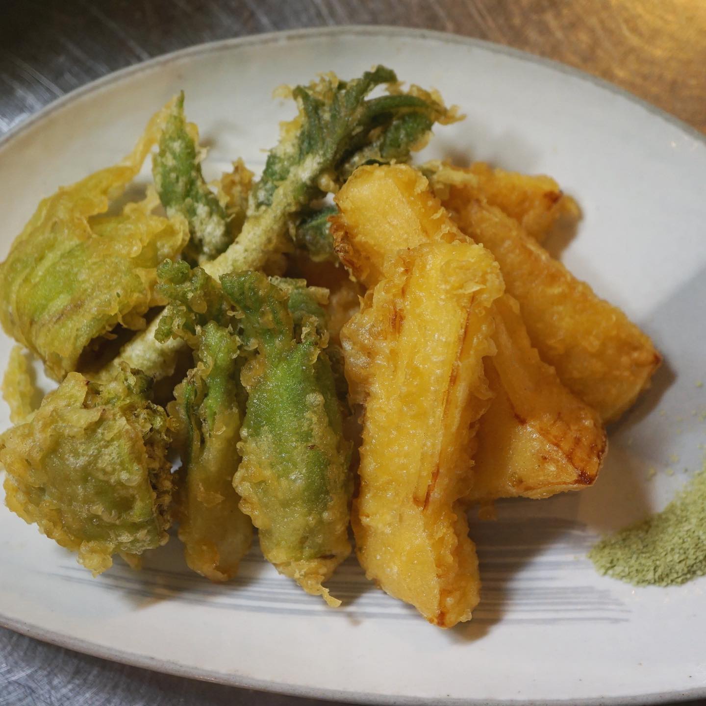 さて、始まりましたよ筍シーズン！　まずは「たけのこと山菜の天ぷら」でお出ししております。春はこれ、食べとかなきゃ！と思う、たけのこと山菜はその最たるものですね。抹茶塩をちょいとつけて、日本酒合わせたいなあ〜（麻）