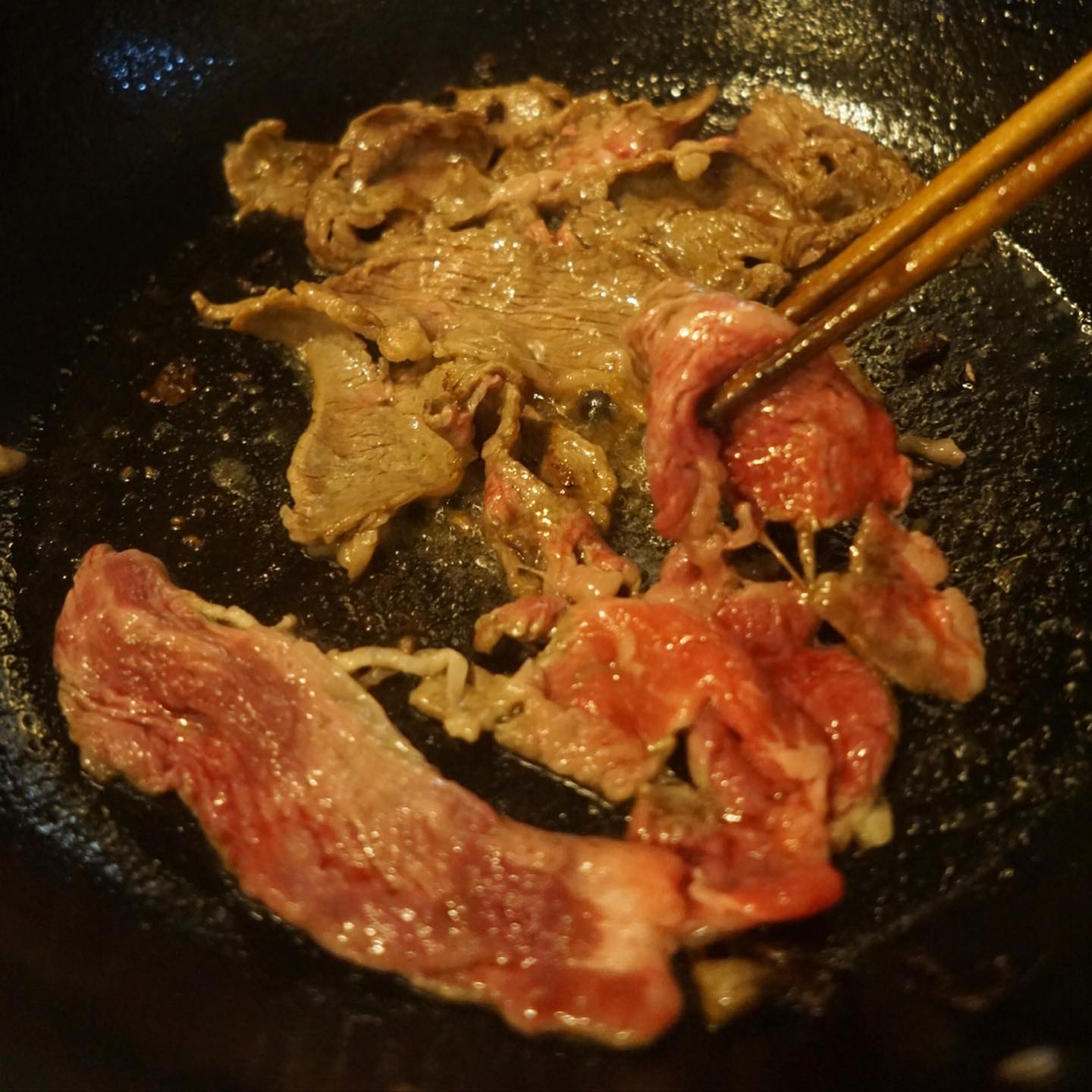 あー、今週のとっておきは「すき焼き風！肉豆腐」！…午後は店長ミヤザキ着々と下拵えでございますと、もちろんお持ち帰りもオッケーですよー！（お）