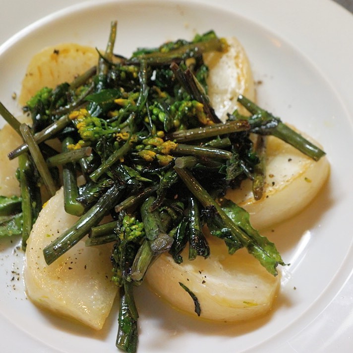 また地味なメニューを作ってしまった…！　「かぶと紅菜苔のエチュベ」ですよ。紅菜苔は「こうさいたい」と読みますこちらの野菜は、クセのない菜の花といった感じの味で、アスパラよりの旨味といった感じです。かぶと合わせてバターとオリーブオイルでエチュベにしました。お野菜だけの美味しさをシンプルにいただきましょう〜（麻）